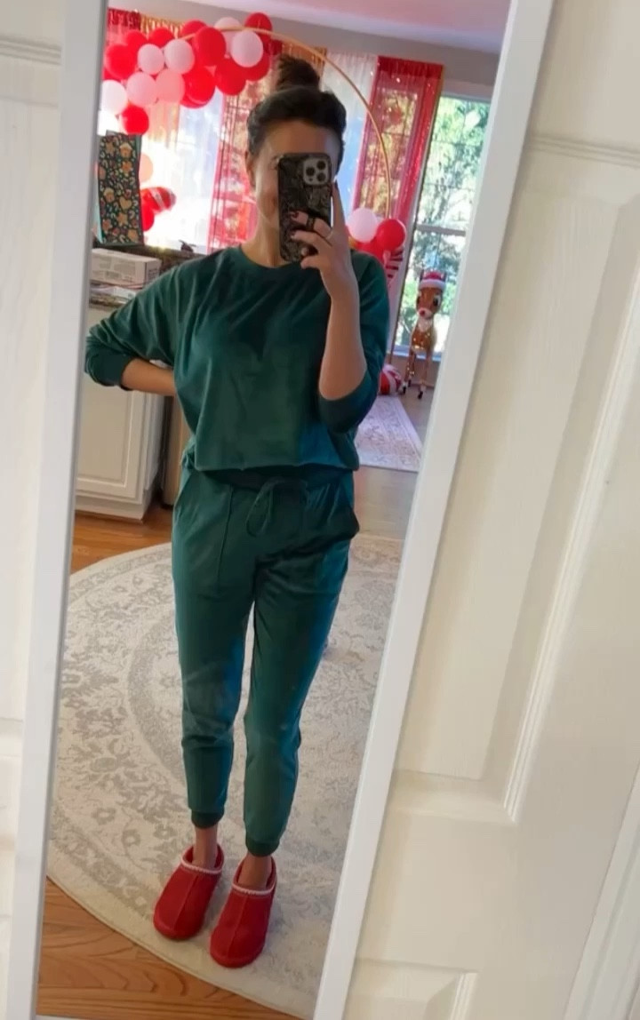 Christmasy lounging ♥️💚

#LTKunder100 #LTKunder50 #LTKHoliday