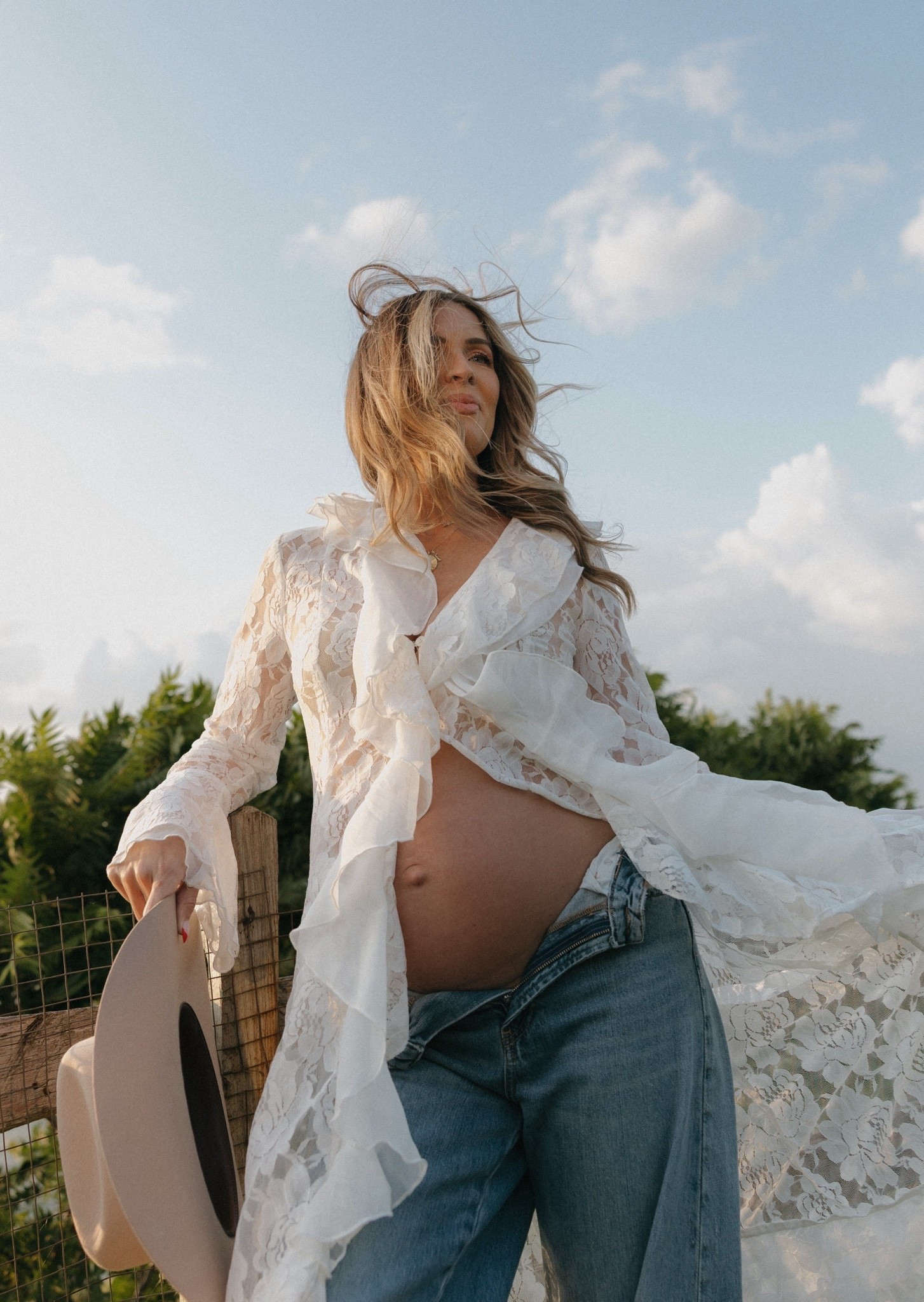 Maternity shoot outfit, jeans are old Zara 🤎 wearing medium in top