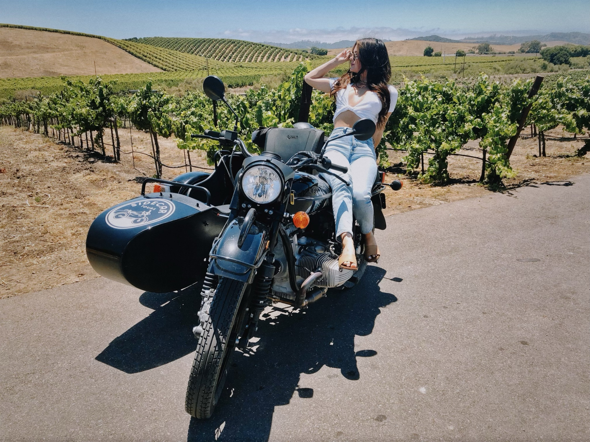 White top, jeans, and a great pair of sunglasses sounds perfect for the vineyards 

#LTKshoecrush #LTKfindsunder100 #LTKstyletip