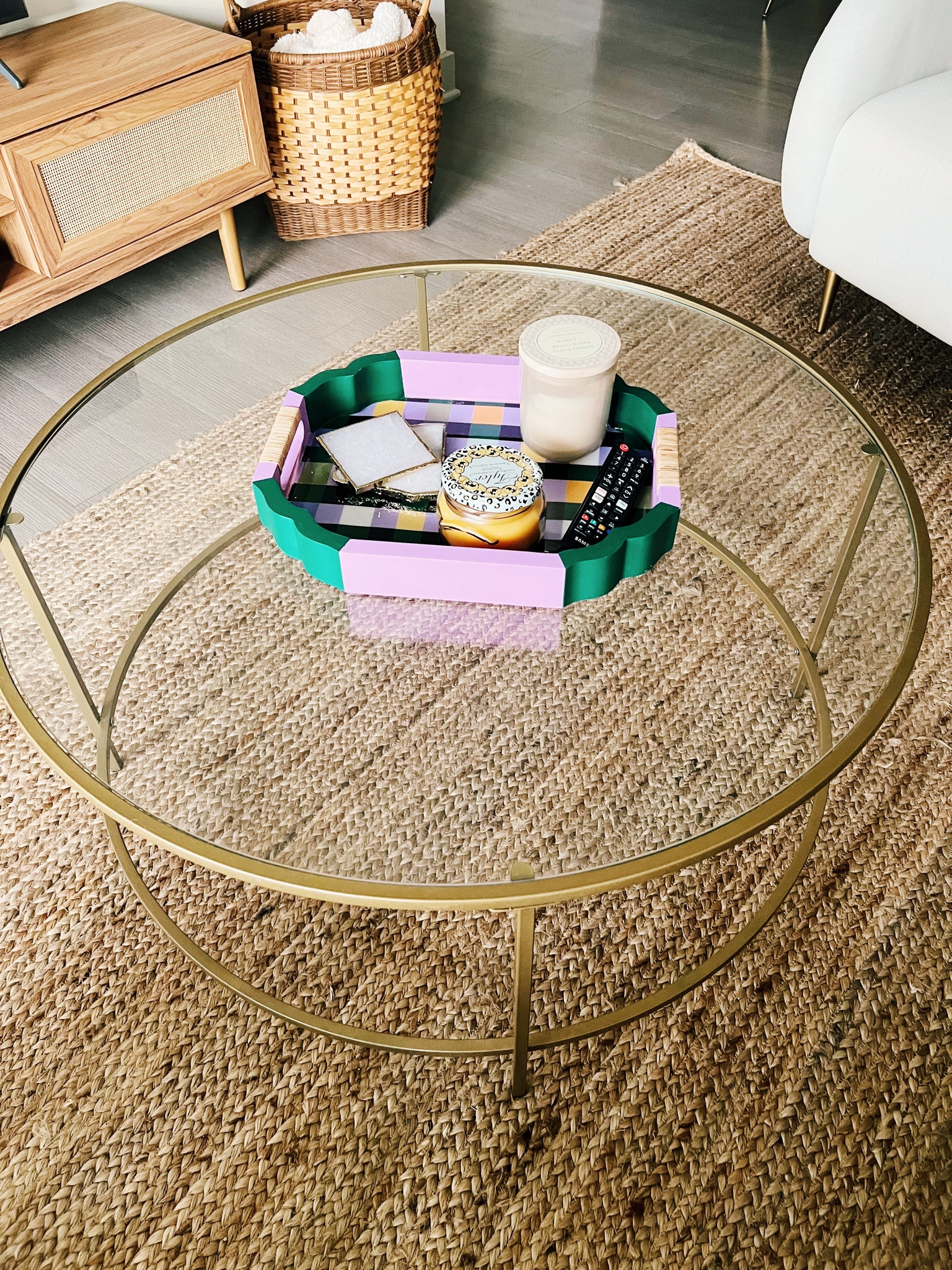 Rug + coffee table ✨