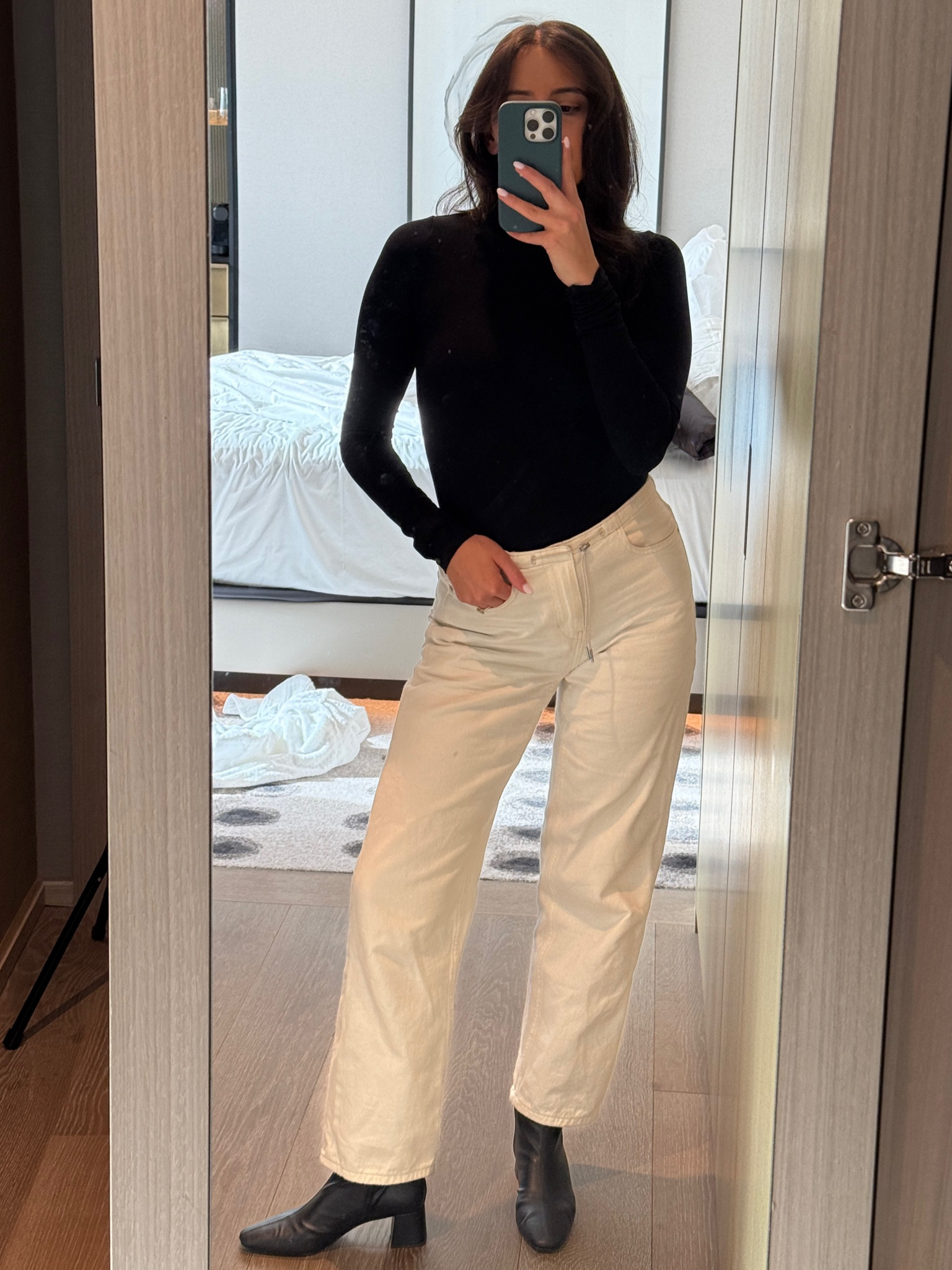 The BEST turtleneck bodysuit that is freakishly warm and thin agrhe same time 

Wearing a small

#LTKStyleTip #LTKSeasonal