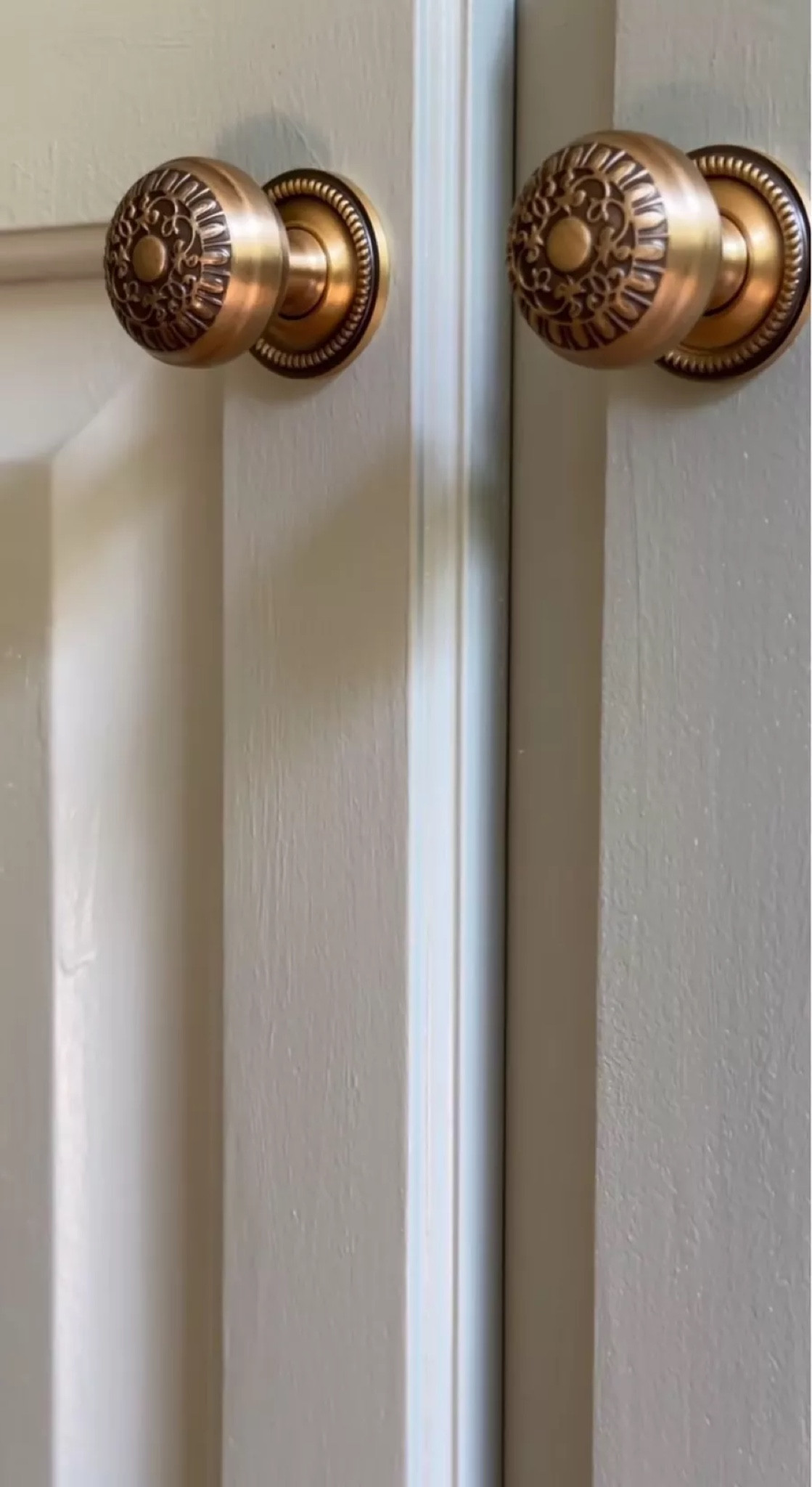 Antique gold hardware 

#LTKHome