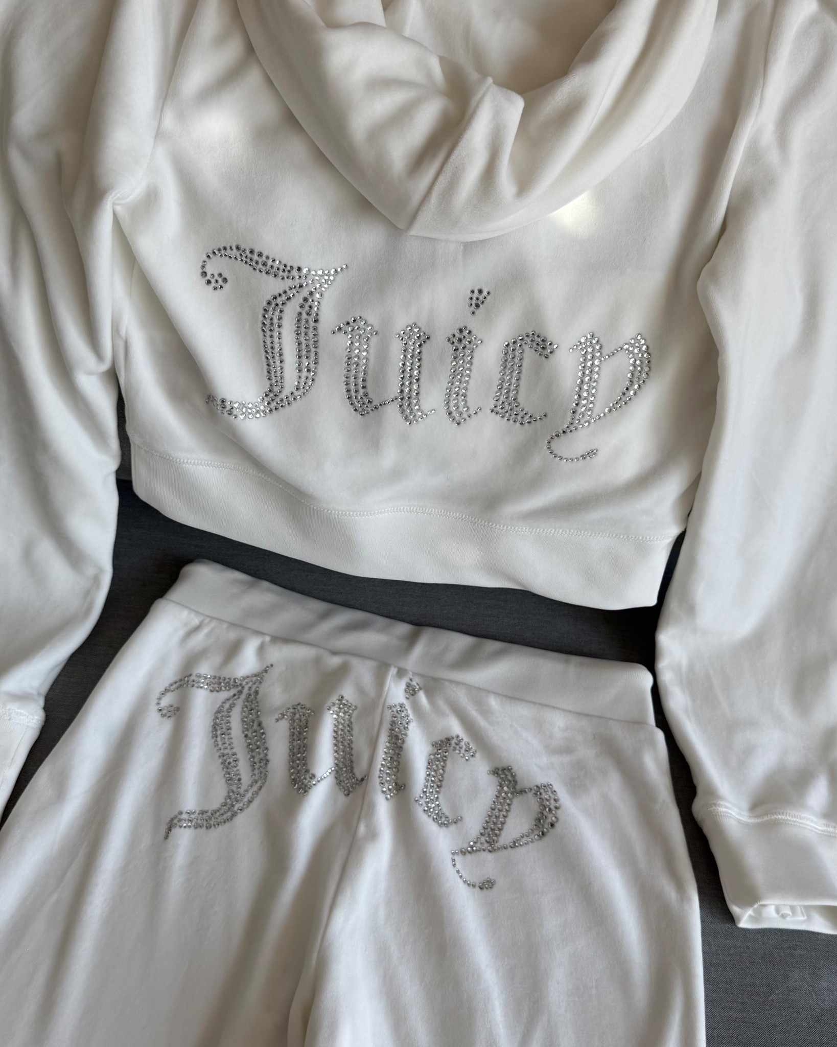 Juicy bling sweatsuit


#LTKPetite