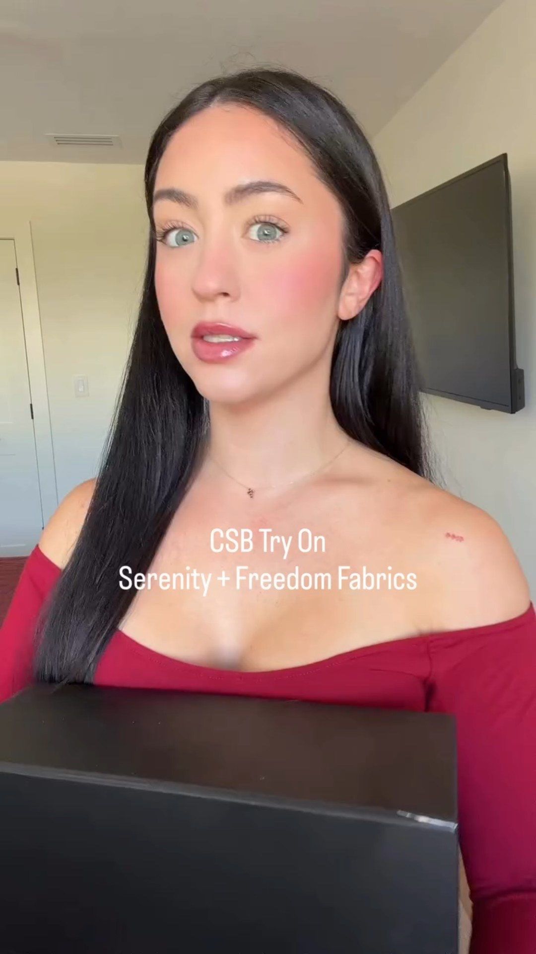 Somebody pinch me because I just got a package in the mail from @csb. Let’s try on and make it spicy with my other faves from my existing collection 🌶️ 

#csb #activewear #pilatesoutfit #gymoutfit #hotmom