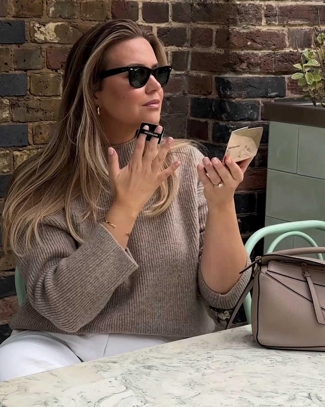 Midsize autumnal / fall ootd
Abercrombie knit L or XL
Abercrombie jeans W33 L
Gold buckle belt dupe
Loewe puzzle sand handbag dupe
Sunglass hut Ray bans wayfarer

#LTKautumn #LTKluxury #LTKwinter