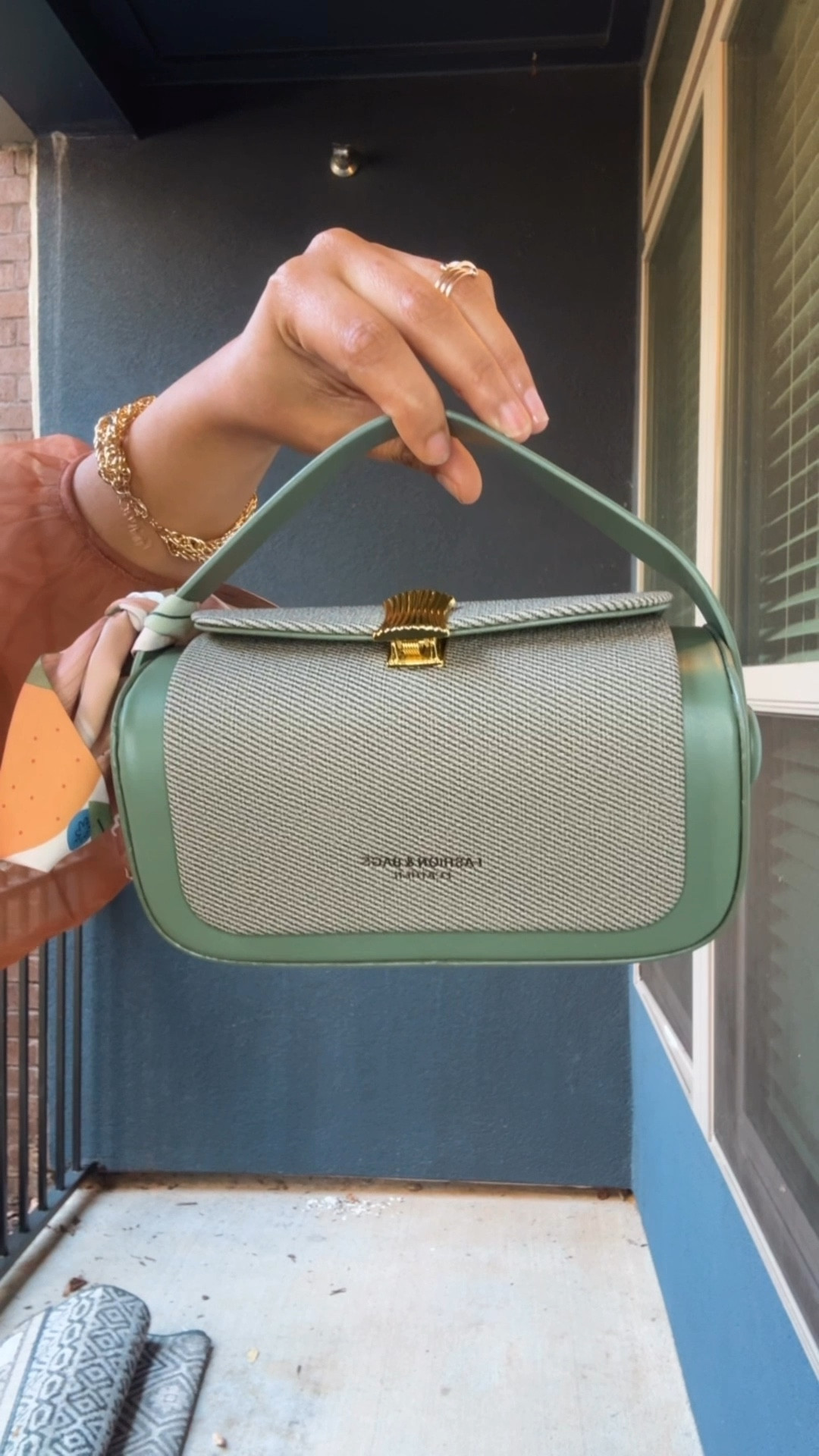 This is the cutest little bag!

#shein #sheinfinds #handbag #purse #accessories 

@SHEINUS 



#LTKStyleTip #LTKFindsUnder50 #LTKItBag