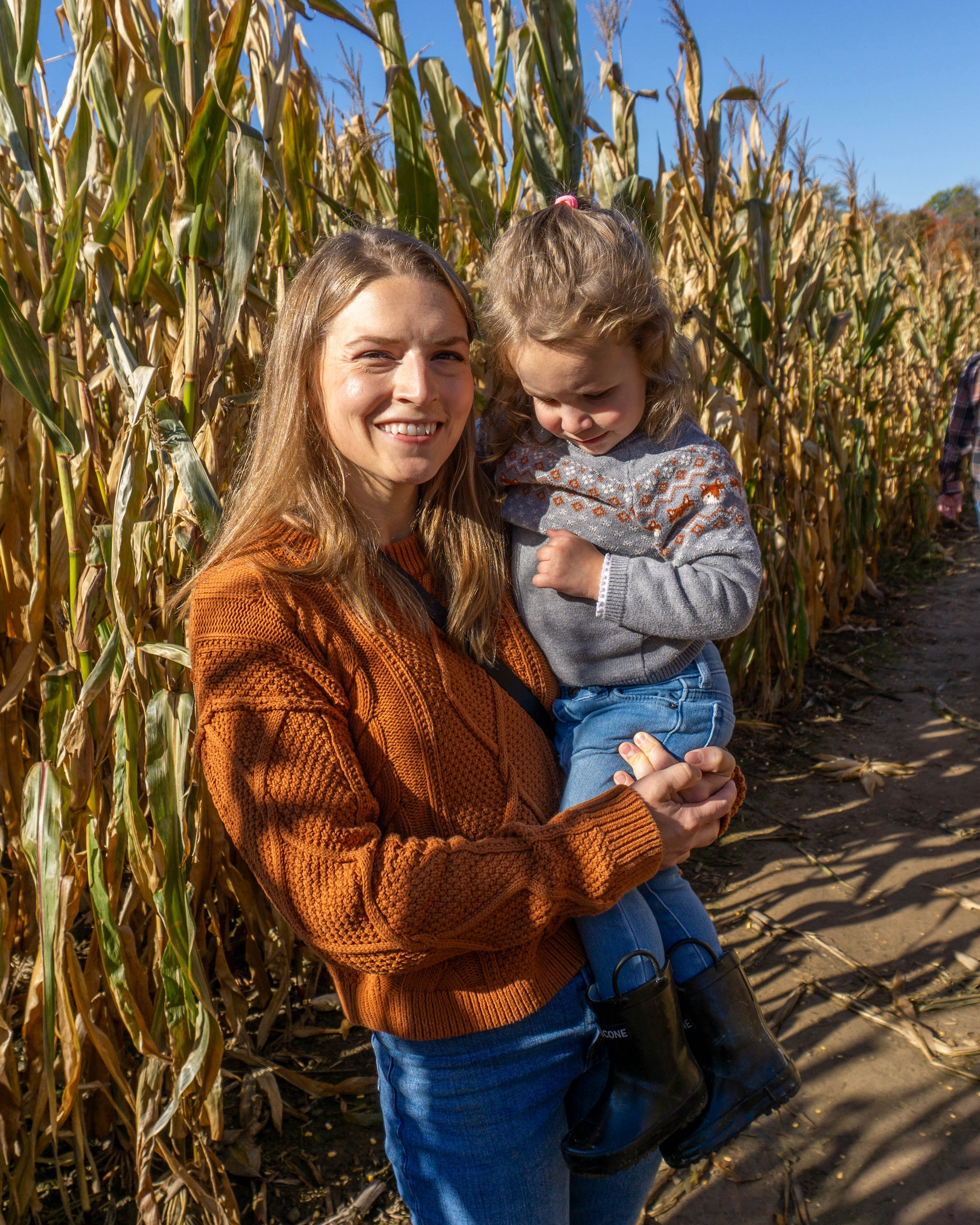 Corn maze frolicking 🌽

Orange sweater, fall sweater, fall outfit