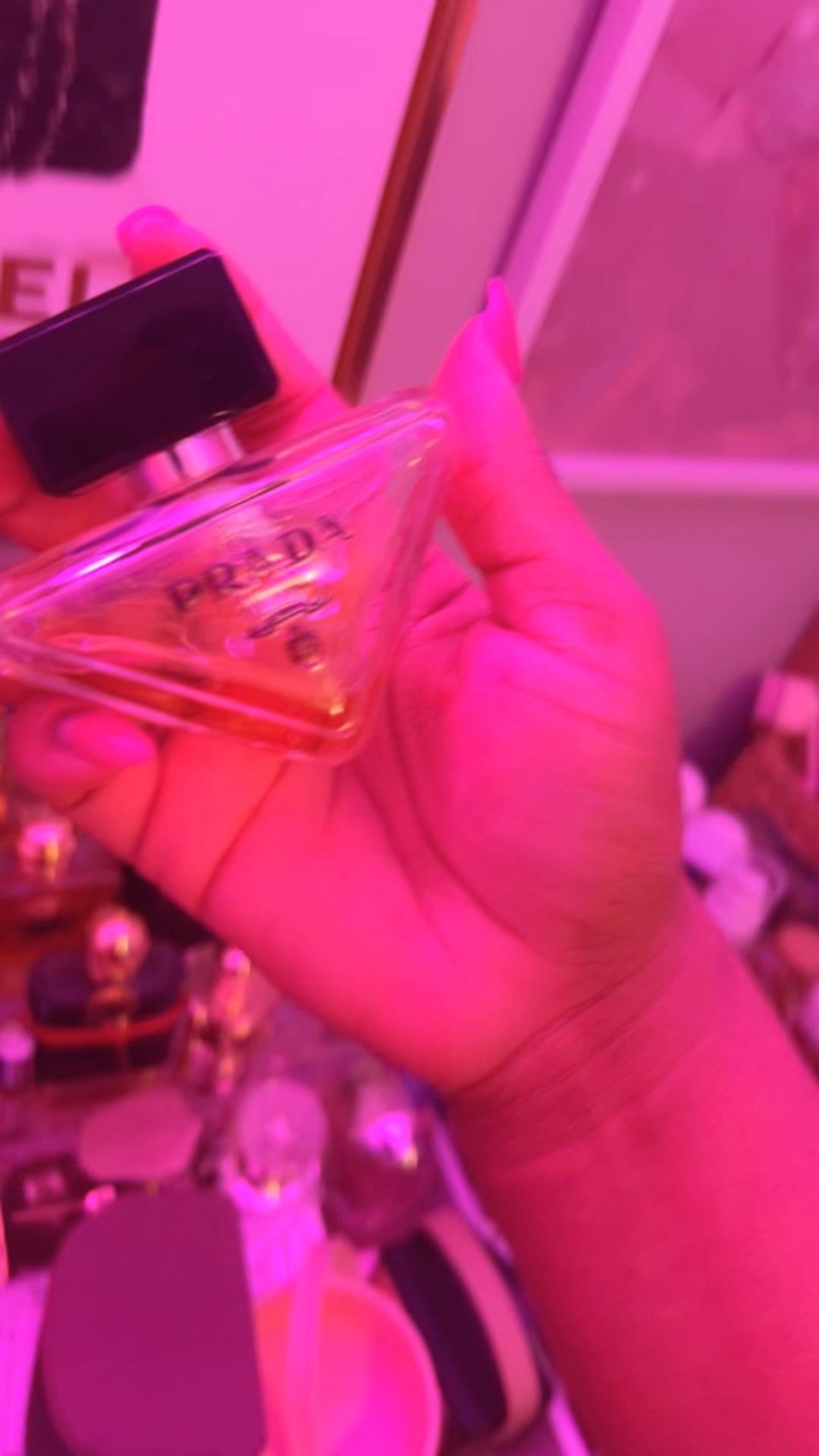 🖤 Soft, sensual, and a little bit rebellious…
Prada Paradoxe is that girl — floral, fresh, and unforgettable. If elegance had a scent, this would be it.

Wearing this feels like confidence in a bottle. Tap to shop my signature scent ✨

#FragranceFinds #PradaParadoxe #LTKBeauty #SmellLikeLuxury
