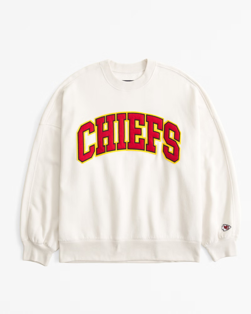 Abercrombie & Fitch Women's Kansas City Chiefs Graphic Oversized Sunday Crew in Cream - Chiefs - Size XXS | Abercrombie & Fitch (US)