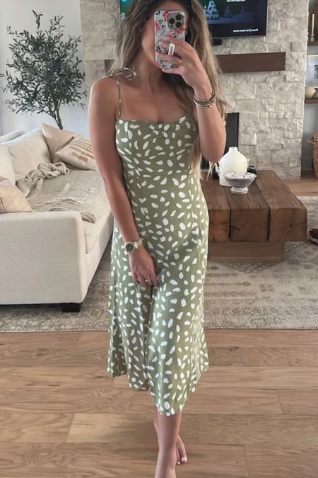 This green and white midi dress is cute!

Summer dress, midi dress, dress to wear with cowboy boots, summer outfit 

#LTKunder100