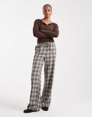 ONLY Tall - Geruite broek met elastische tailleband en wijde pijpen in grijs | ASOS (Global)