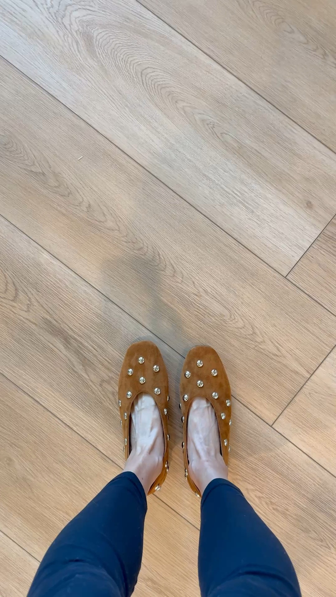 These studded flats are SO good! Box is gorgeous (great for gifting), color is just perfect and details are on point. Look far more expensive than they are and for true to size. Winner! 