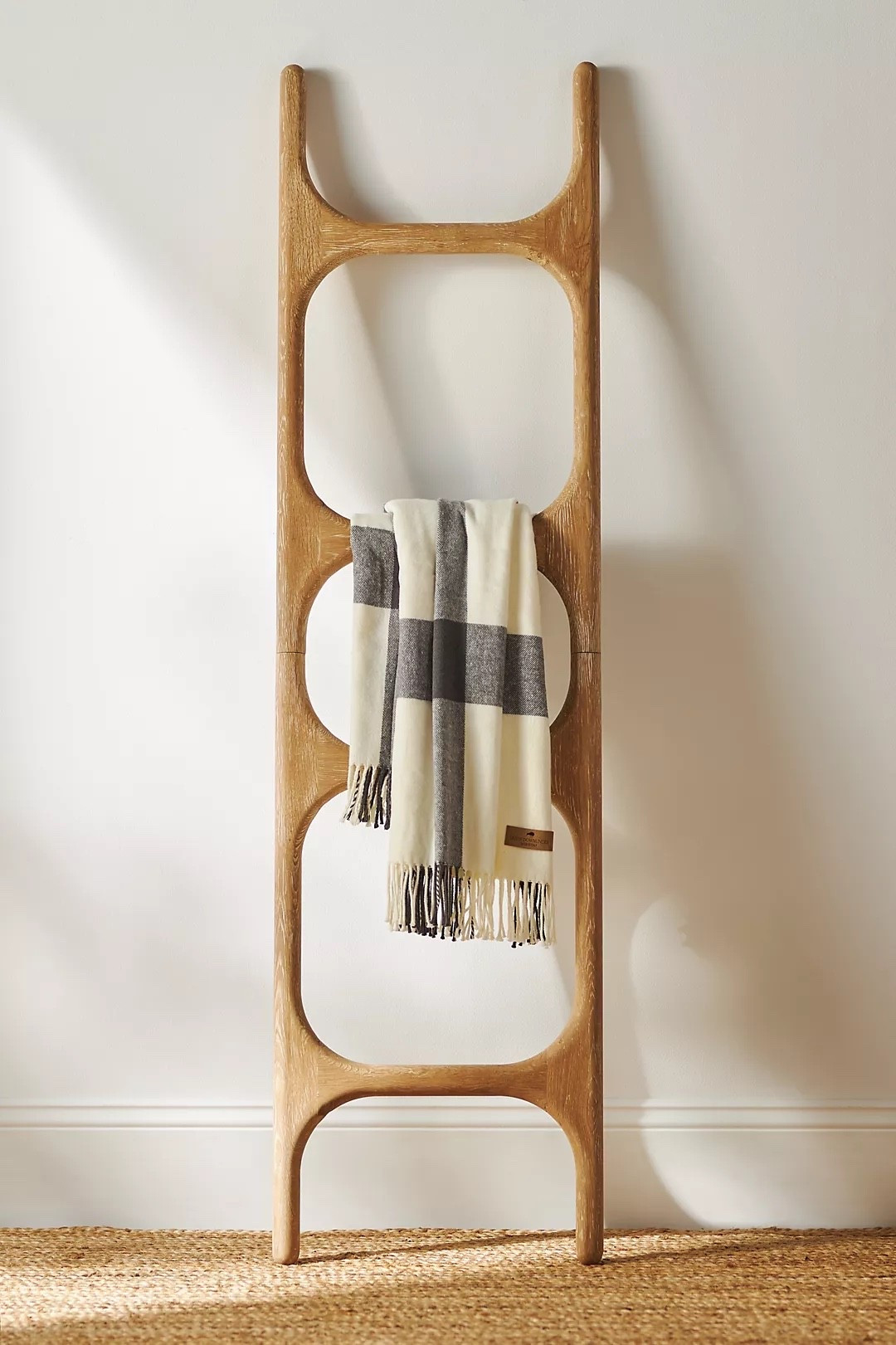 Obsessed with this modern blanket ladder—it’s the perfect mix of style and function! 🖤 A must-have for cozying up your space. Snag yours from my LTK page! #LTKhome #homedecorfinds #blanketladder #neutralvibes