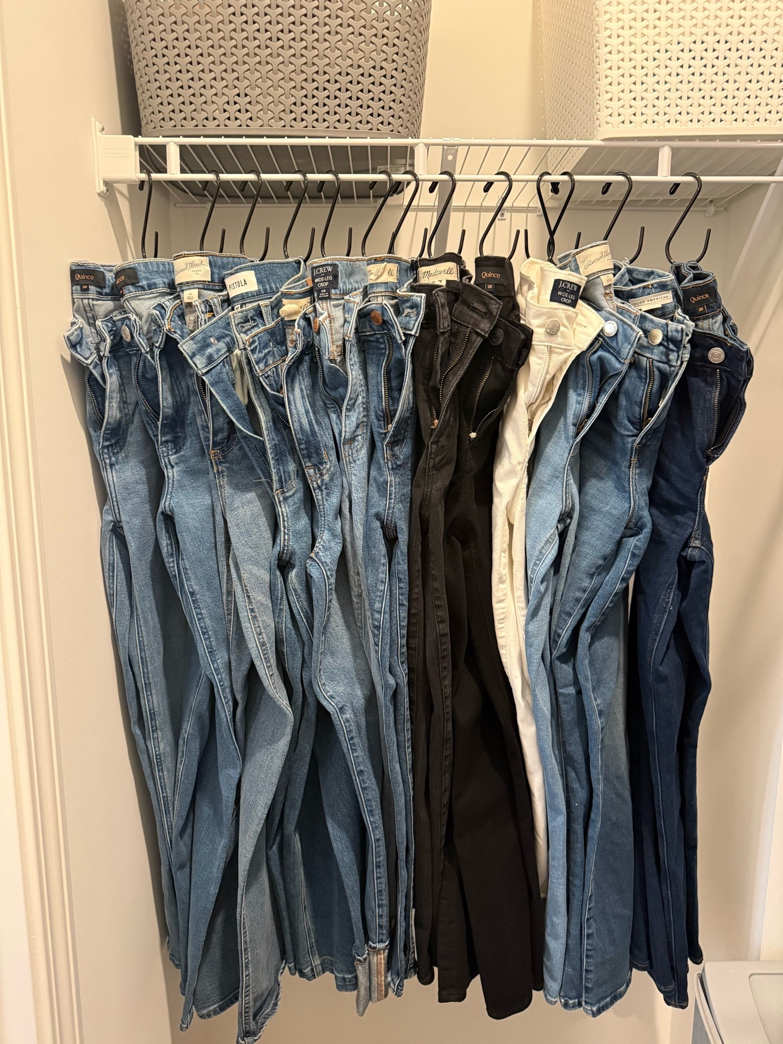 These S hooks are the perfect solution to organize your jeans! 😍