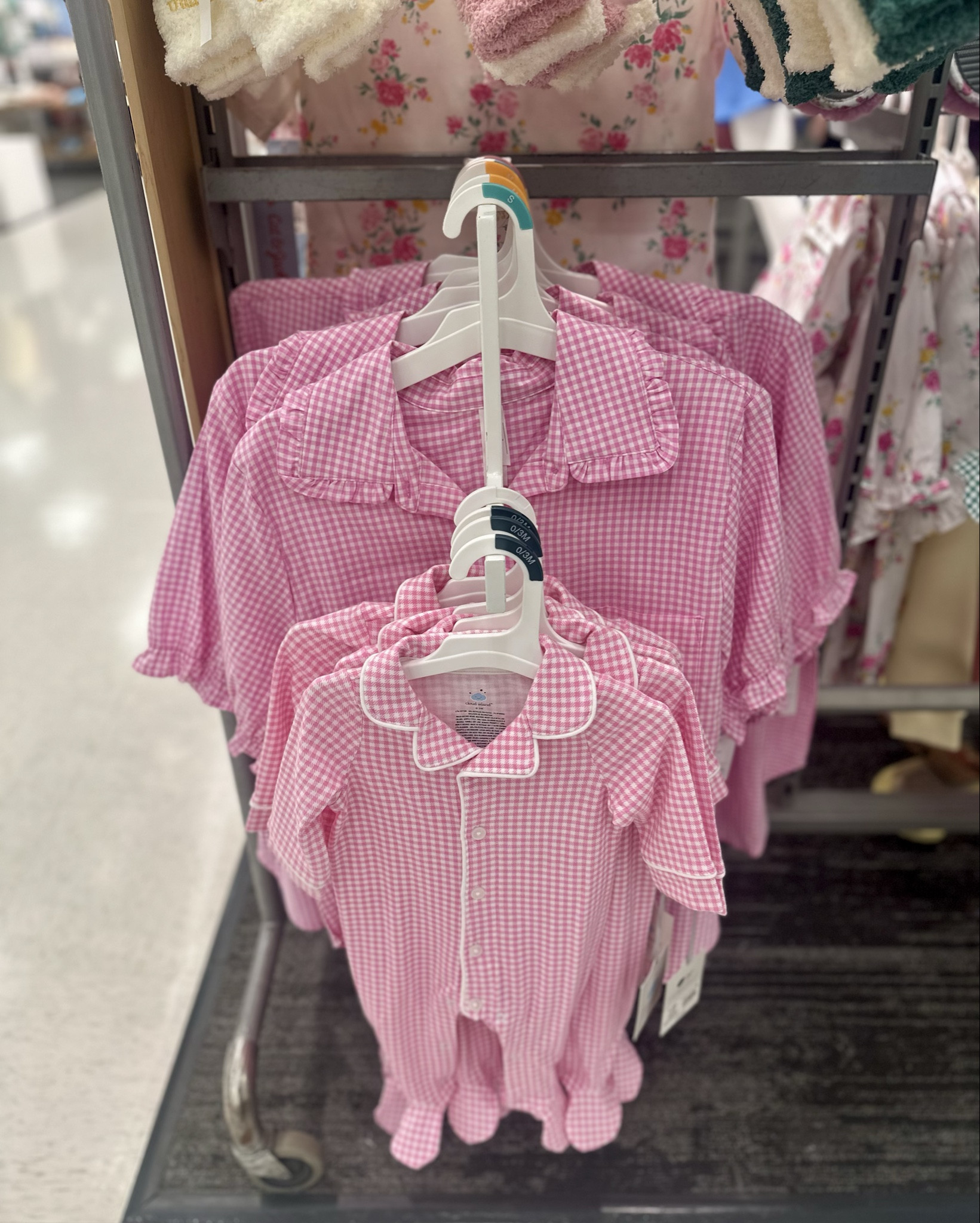 How cute are these mommy and mini matching PJ sets for Mother’s Day! Love that these come in all kids sizes for both boys and girls @Target does it again the baby onesies are also currently 20%off 💐 

#mothersday #mommyandme 