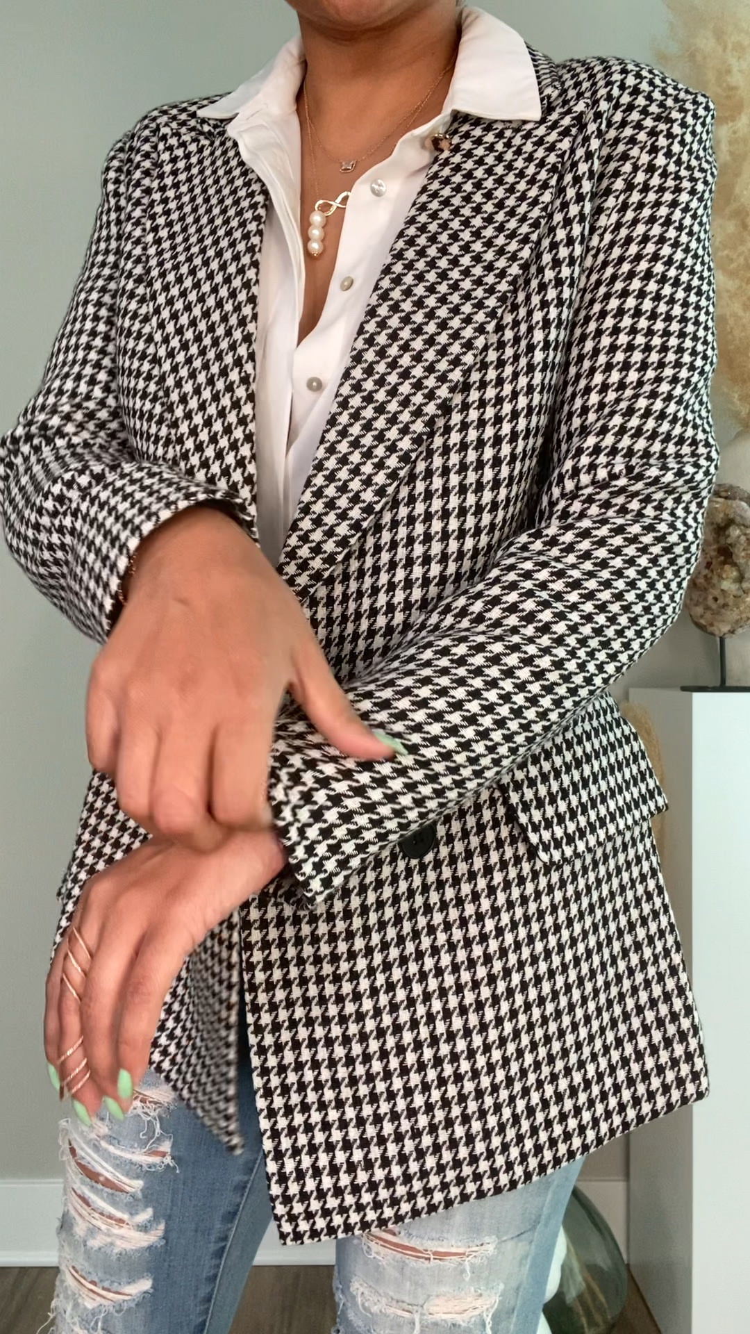 How To Cuff Your Pants & Sleeves For A More Elevated Look ✨ 

From reels video posted on 09/17/2022 

Outfit Details: 
Top: Old from @zara - linked alternatives below 
Jeans: Old from @americaneagle - linked alternatives below 

#LTKU #LTKstyletip #LTKSeasonal