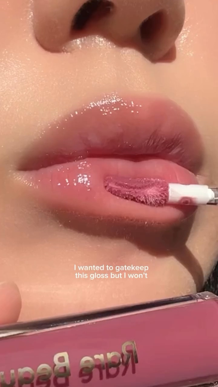 The color and the consistency?!! @rarebeauty obsessedddd!!! ❤️❤️ #rareroutine #lipgloss #lipswatch