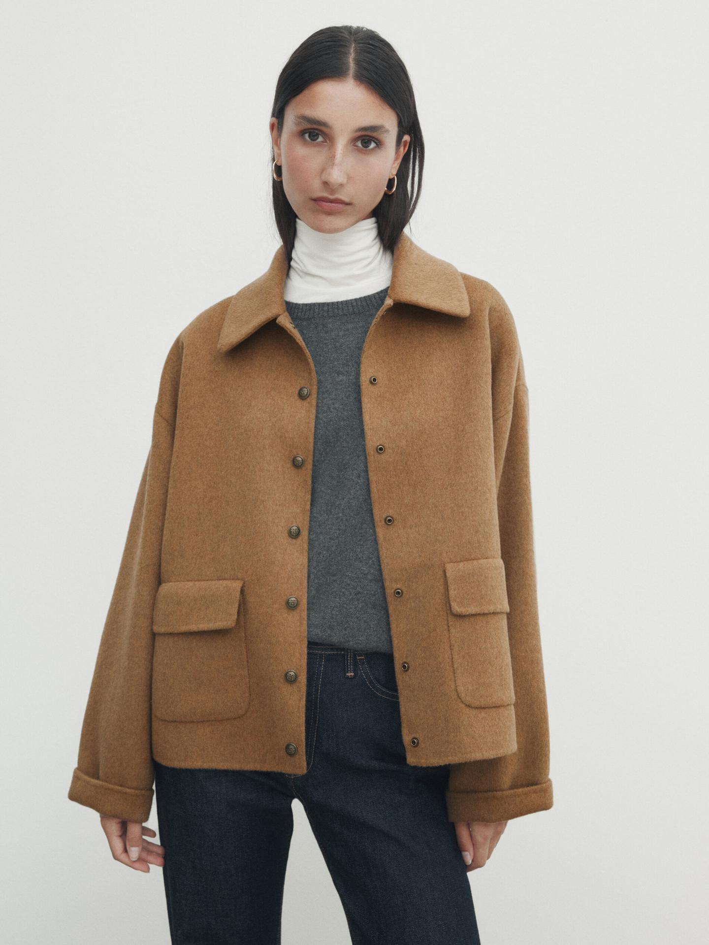 Kurze Jacke mit Druckknöpfen und Taschen | Massimo Dutti DE