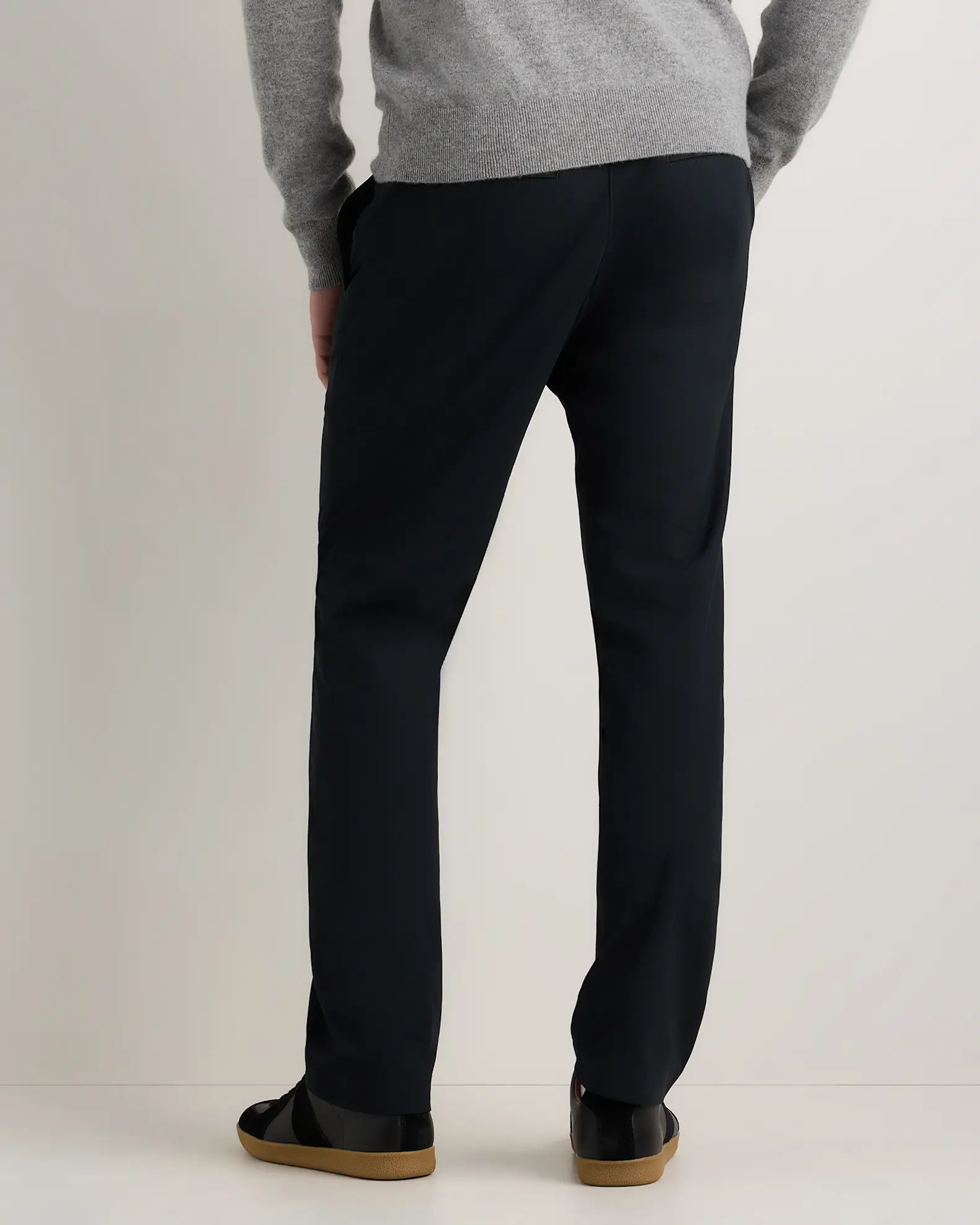 Mens Ultimate Commuter Pant - Classic Fit in True Black | Quince