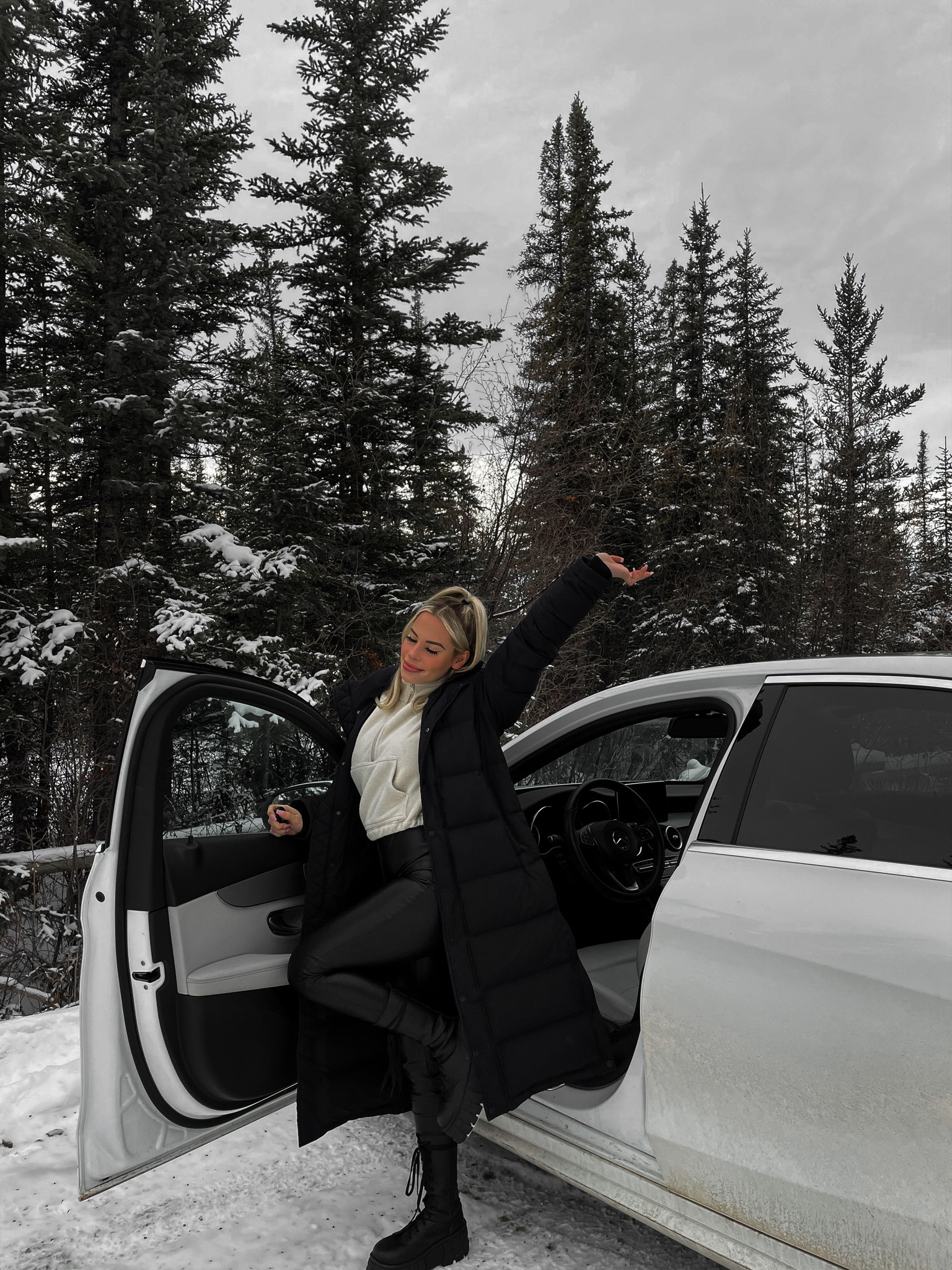 staying cute + warm❄️🌲🤍

Pro tip from a Canadian girlie: fleece is your bff in the snow! Seriously, the warmest thing to layer🤩 Get yourself a long sleeve skims, throw a fleece sweater on and your puffer on top and winters got NOTHIN on you🔥🥵❄️

#LTKstyletip #LTKHoliday #LTKSeasonal