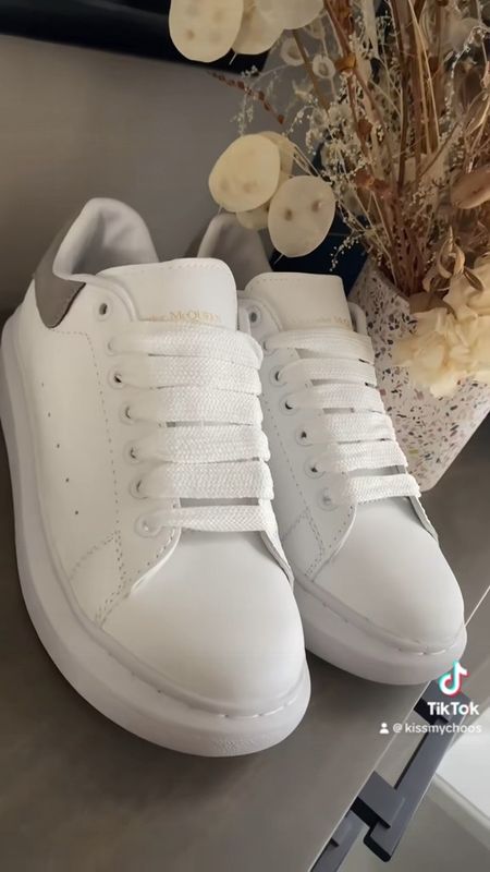 Classic white sneakers with velvet details 🤍

#dhgate

Option purchased: #11 velvet grey

#LTKshoecrush #LTKVideo #LTKfindsunder50