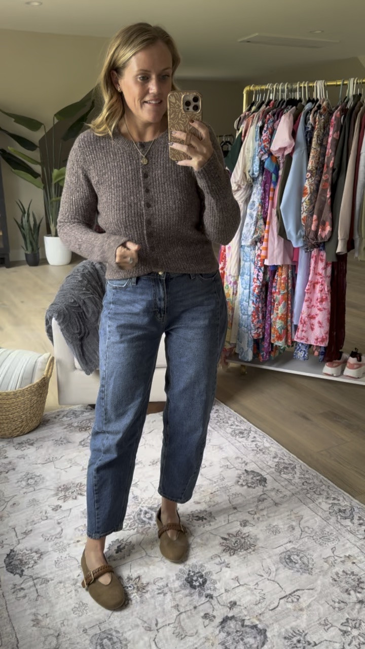 Abercrombie 
Abercrombie & Fitch
Amazon
Fall outfits
Fall fashion 
Target 
Walmart 

Wearing medium top (TTS)
Size down 1-2 sizes in denim