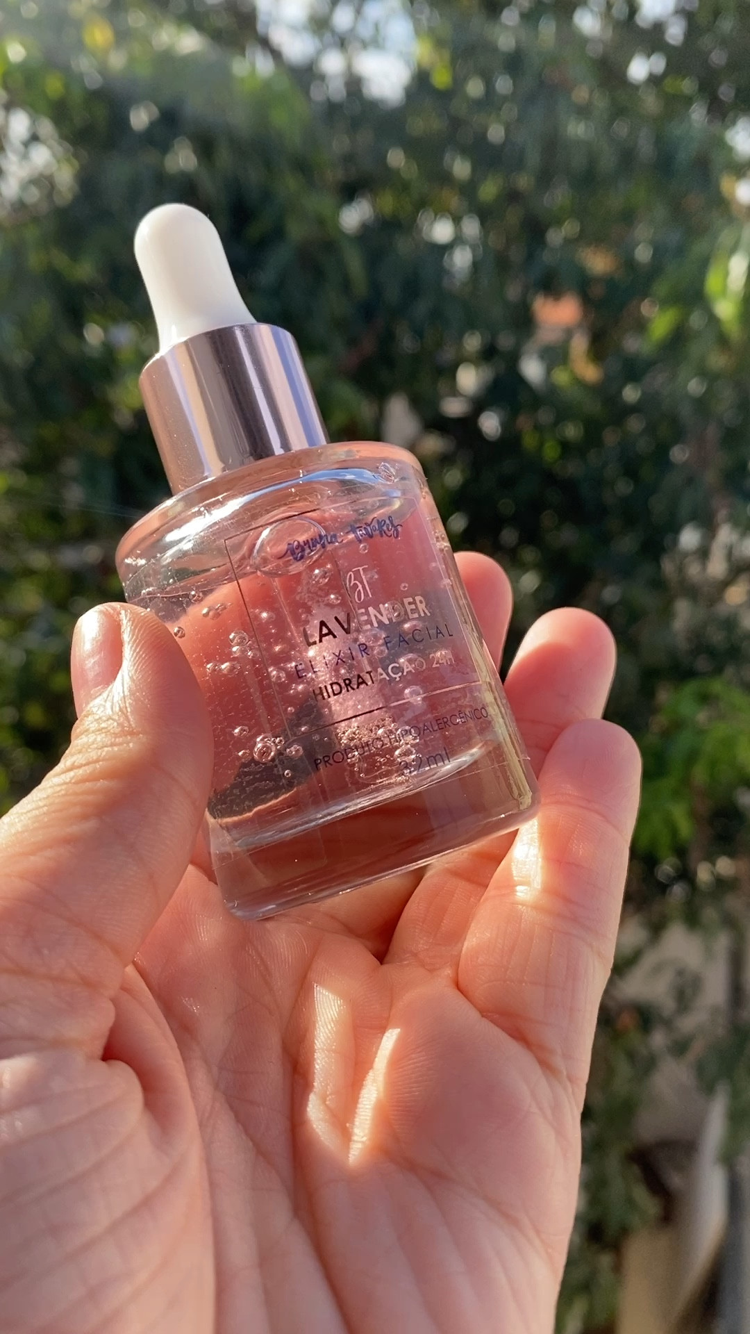 Esse elixir é muito hidratante
Tem cheiro suave, acalma a pele 
Senti um efeito lifting bem suave. 

Apenas comprem: 70,00