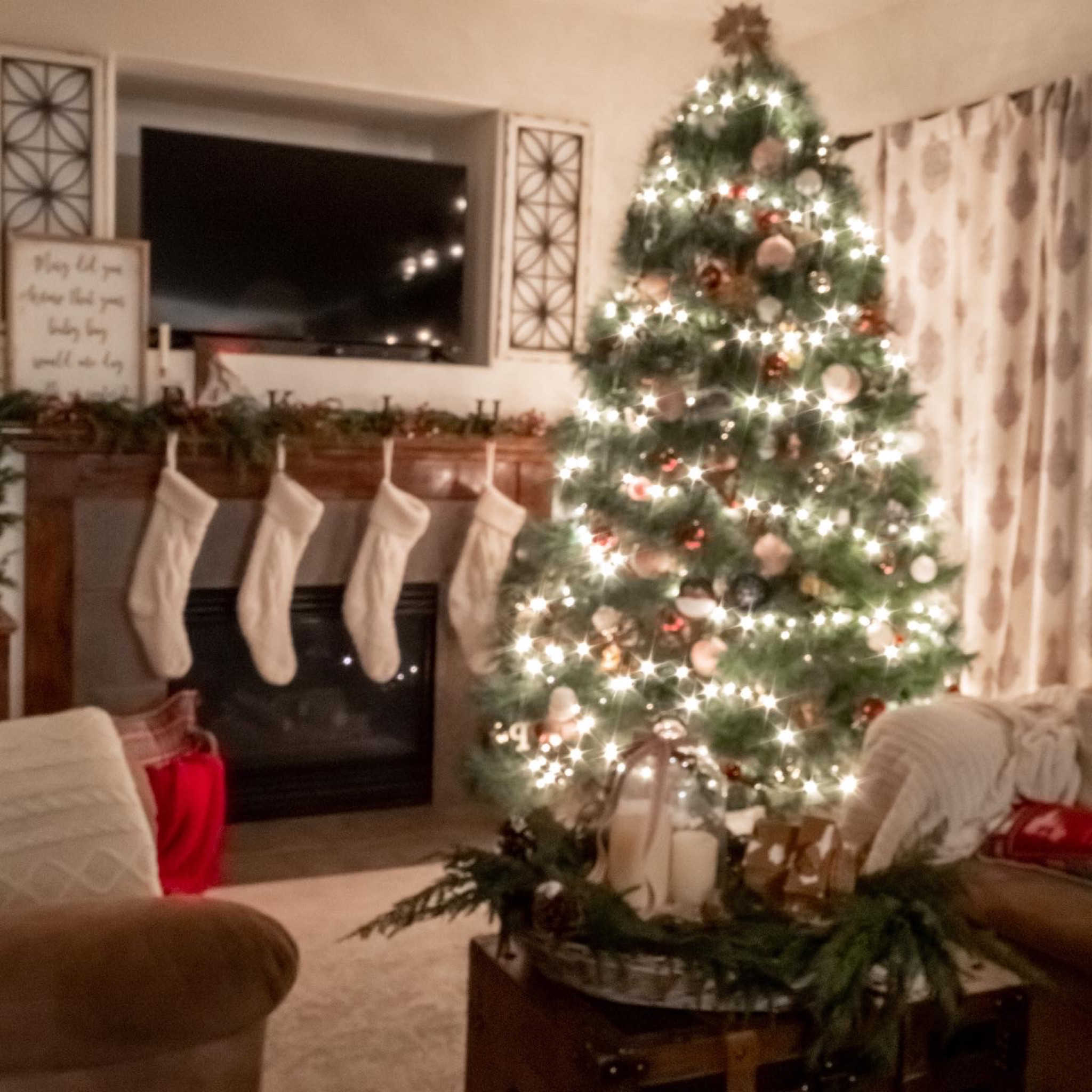 Traditional Red and White Christmas Living Room 

#LTKSeasonal #LTKHoliday