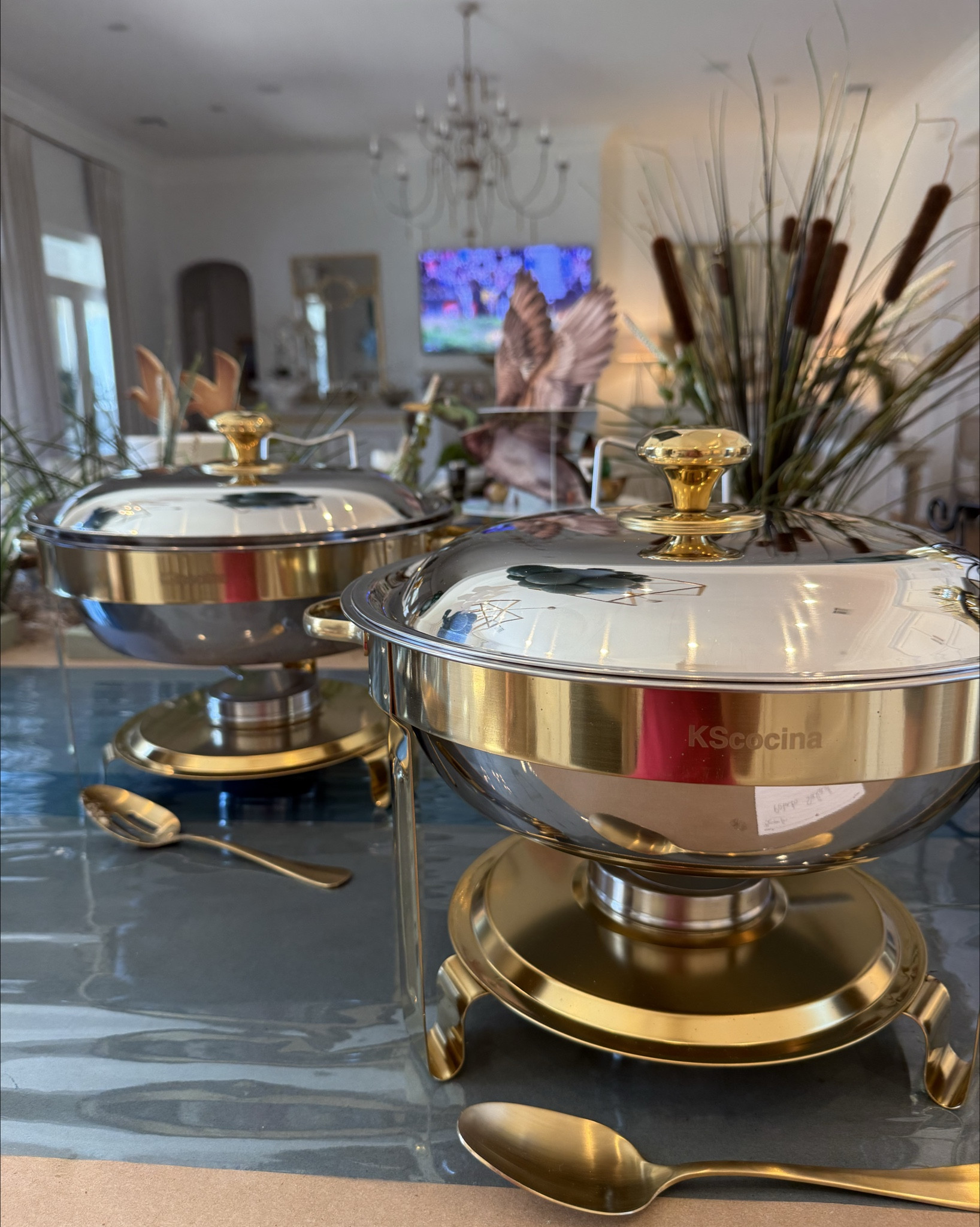 Stop scrolling because I found the best chafing dishes around!! They are from Amazon and they are only $150 for a 4!!! 
That’s right 4 for $150!! Comes with everything you need and they are BEAUTIFUL !!! 
Hurry and get these now for the holidays!!
#amazonhome #chafingdish #entertaining

#LTKHome #LTKSaleAlert #LTKParties