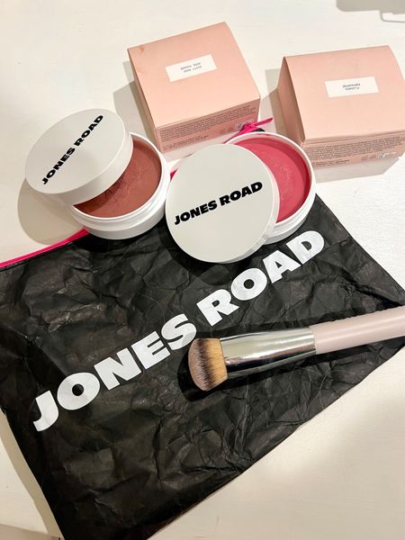 Jones  road  by Bobbi Broen
 
New make up for midlife women ✔️

I shared Dusty Rose - moisture & glow as well as a color correction and a blus low level of shimmer

And flushed - moisture & glow  as well as a blush no shimmer 

The secret no make up make up a cover free. This is a first step and last step 

Everything brush to apply and set it… 



#LTKBeauty #LTKStyleTip