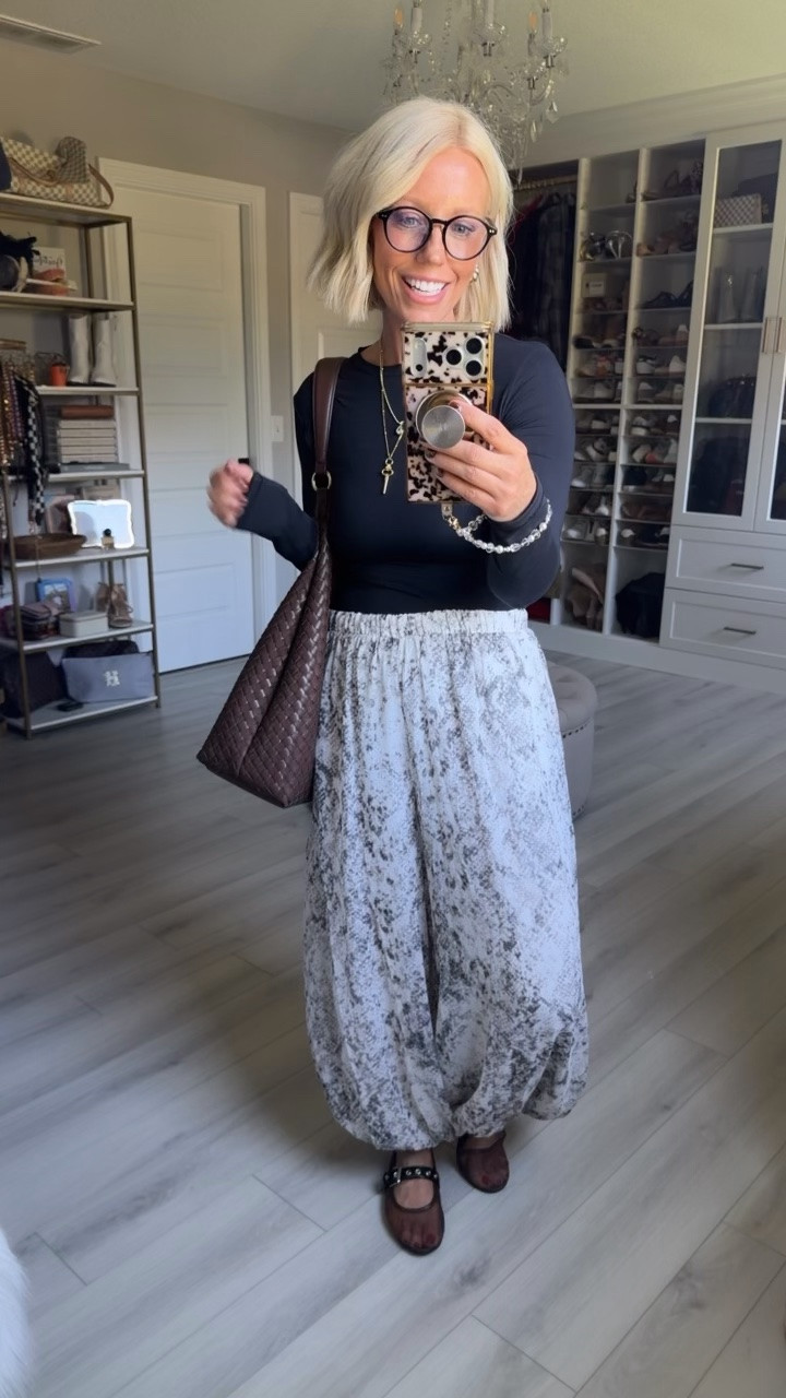 Top medium 
Pants small

#LTKSaleAlert #LTKootd #LTKmomlife