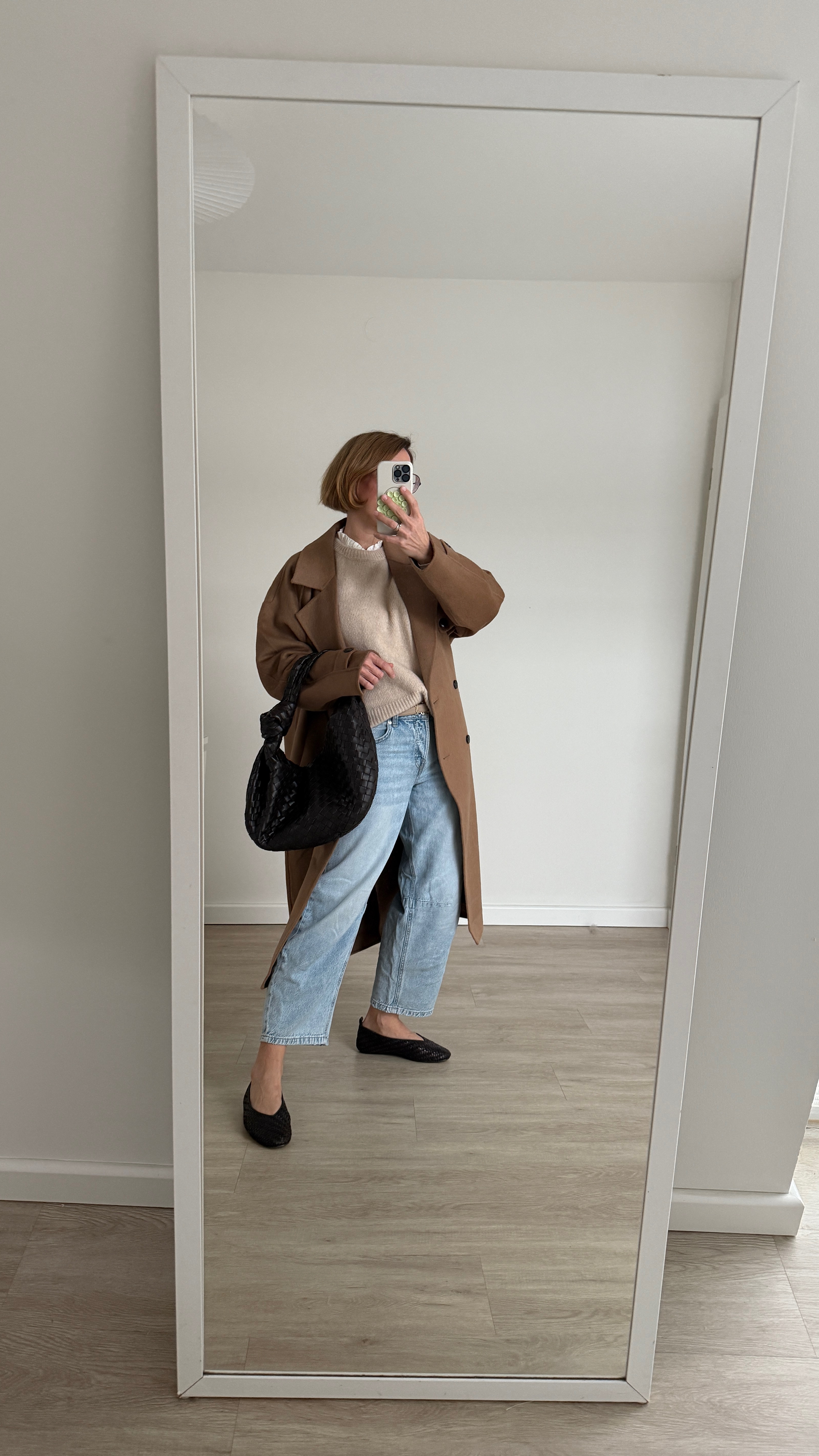 Frühlings Outfit: Barrel Jeans, Pullunder, Bluse, kamel Doubleface Mantel, Ballerinas & Shopper - beides geflochten

#LTKstyletip #LTKdeutschland #LTKspring
