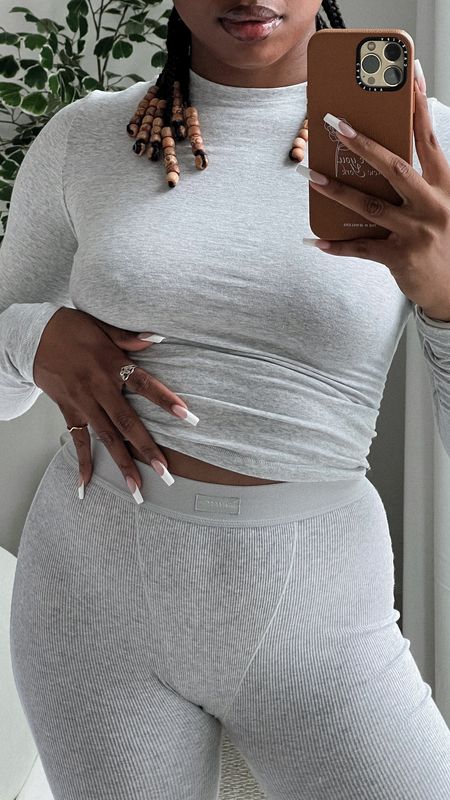 forever lounging in my skims heather gray cotton ribbed leggings and cotton jersey long-sleeve t-shirt 🤍☁️

leggings: xs (but would rather stick with my size small) 
t-shirt: small 


#LTKFindsUnder100 #LTKStyleTip