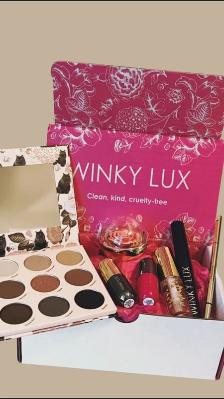 @winky_lux , the brand known for its whimsical and Instagram-worthy beauty products, recently sent over a PR package filled with some of their latest creations and they did not disappoint 😍 Check out houseofloren.com for the full review!💄 By the way this was right before I decided to go blonder and I’m curious to know your opinion, dark or light? 

#justagirl in honor of the #nodoubt reunion
✨ 
✨
✨
#winkylux #makeuplovers #beautyblogger #lippies #ltkfamily 

#LTKU #LTKVideo #LTKbeauty