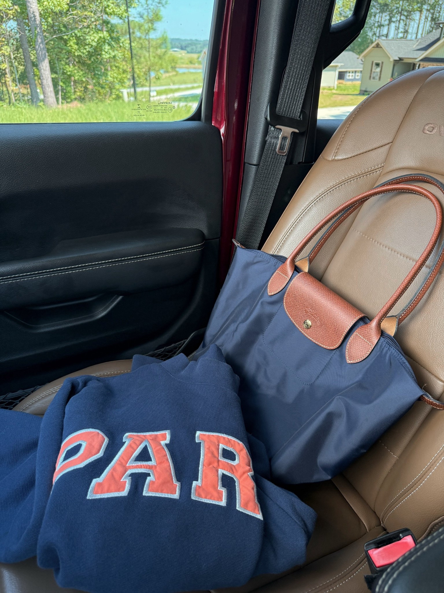 Finally pulled the trigger on this long champ bag! The medium size is perfect for an every day bag or work bag. 

Work bag, work tote, everyday bag, long champ tote 