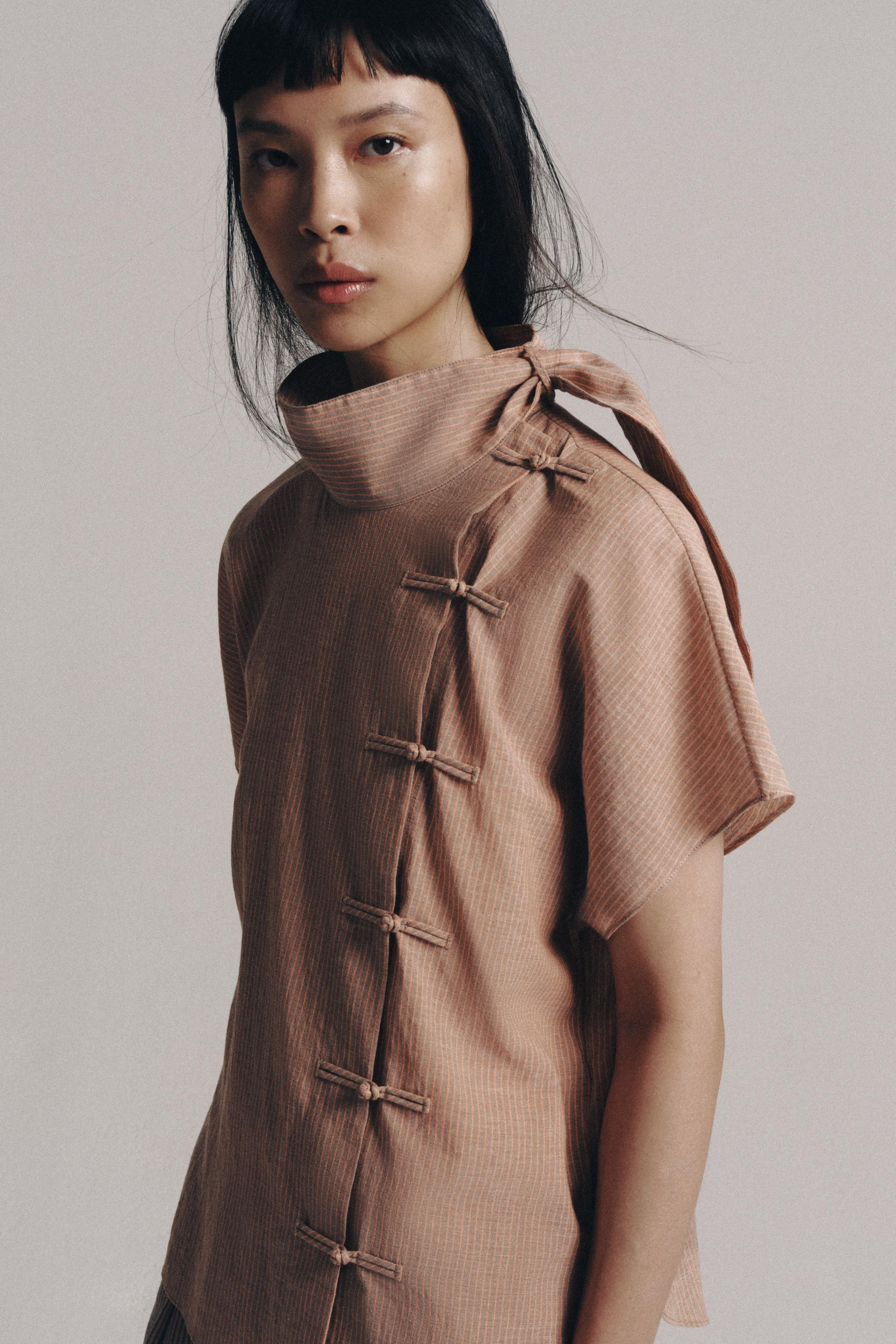 ZARA WOMAN COLLECTIONShirt with main fabric made from cotton yarn. Featuring a high neck and shor... | Zara IT