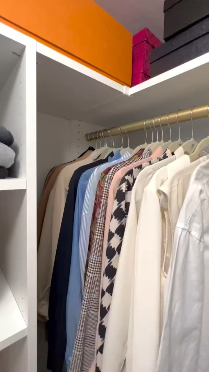 Quieres colgar tu ropa rápido y sin perder tiempo? ⏱️

La mejor forma es dejando todos tus colgadores vacíos en una esquina o al comienzo/final de la barra. Así vas directamente a ellos sin tener que buscarlo entre la ropa, porque eso sí te tomará más tiempo!👚

Para ver muchos más tips de organización del closet te invito a ver mi último vídeo en nuestro canal de YouTube Clean Casa! 🎥

Cuéntame que te pareció! Y te agradeceré muchísimo si me regalas un like y lo compartes con tus amigas!!☺️❤️