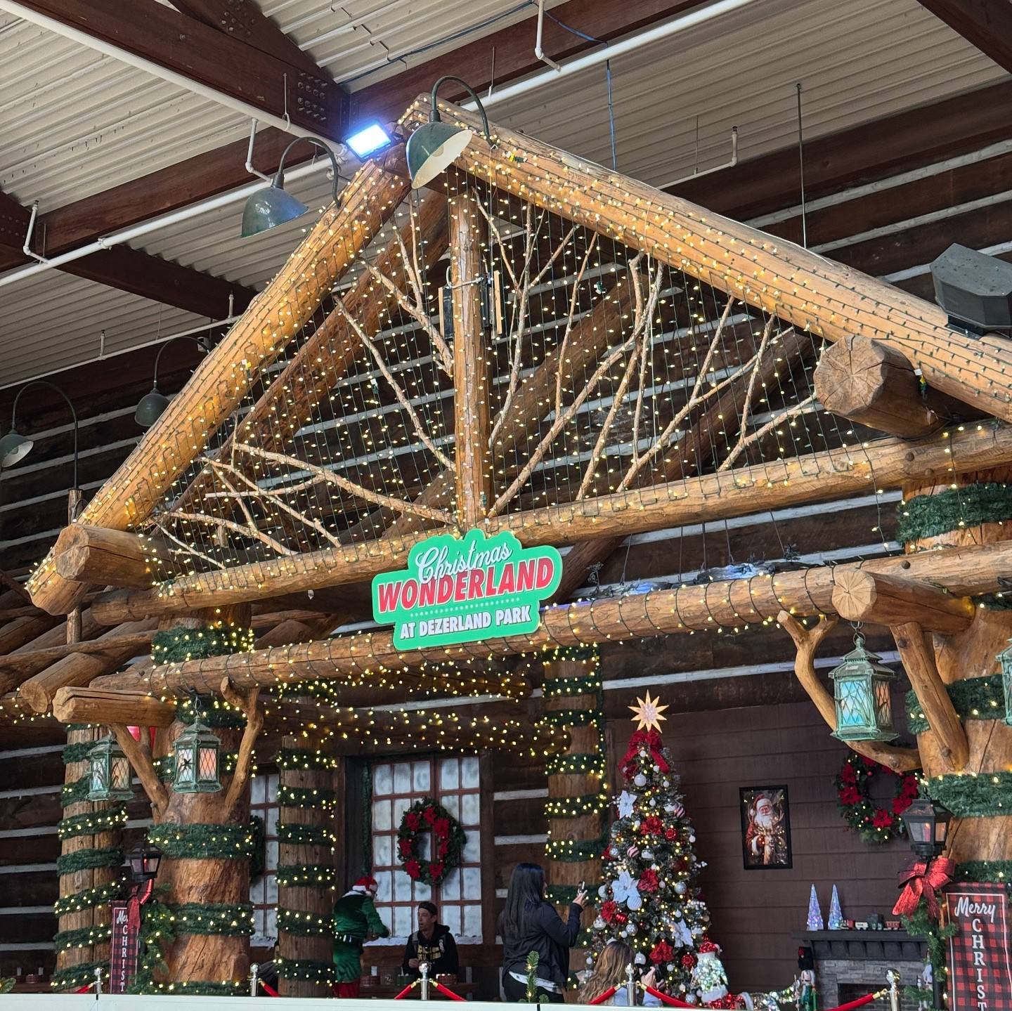 #hosted 

Let’s check out @dezerlandparkorlandoofficial for the holiday season!

The holidays have arrived at Dezerland Park. You can ride the Wonderland Express, make a toy at Santa’s Workshop, take a photo with Santa, and more! 

This is the perfect spot to get into the holiday spirit this holiday season! 

#stufftodoinorlando #thingstodoinorlando #christmasinorlando