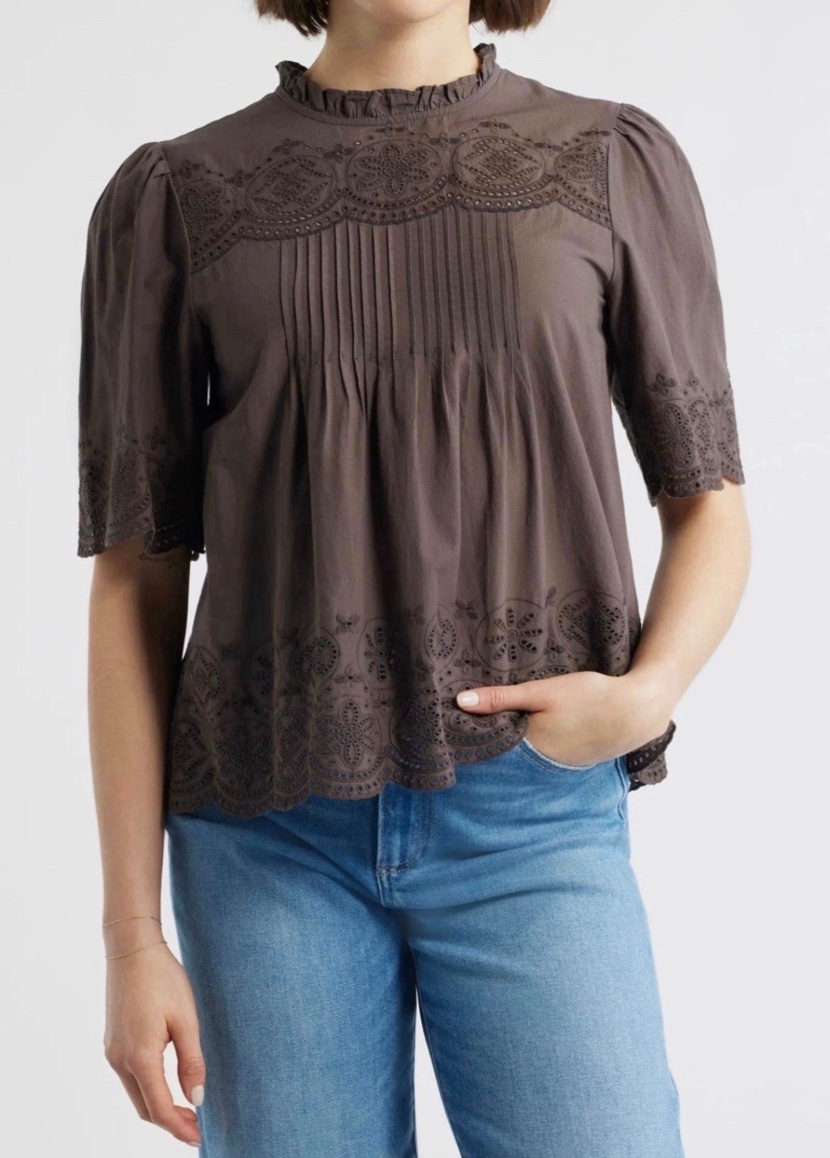 Styling white jeans 
Spring outfit 
Vacation outfit 
Brown sandals
Tortoise shell glasses 

#LTKSeasonal #LTKdayinmylife