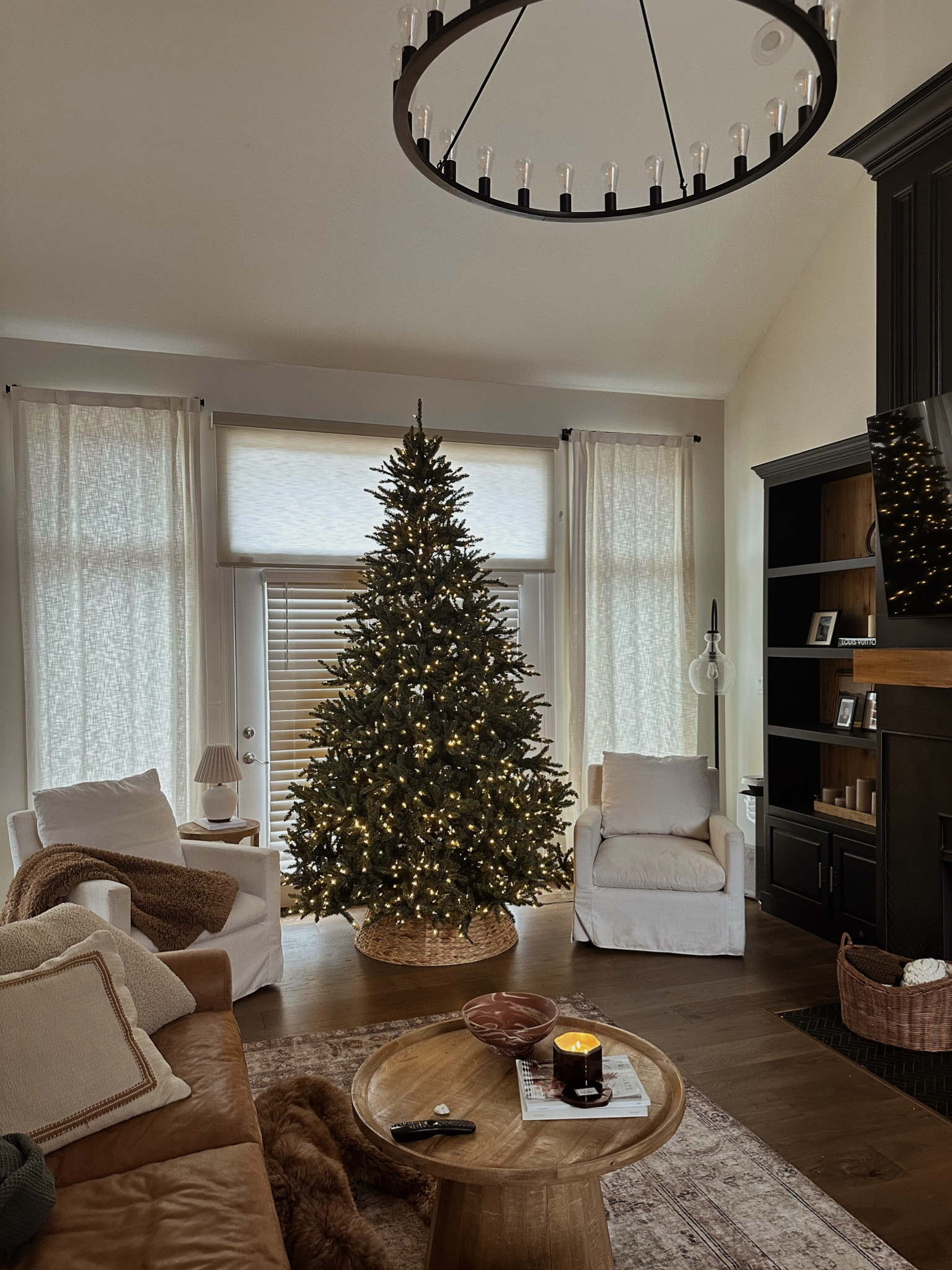 Christmas tree 
Living room 
Cozy 
Home 
Christmas decor 


#LTKHome #LTKHoliday #LTKSeasonal