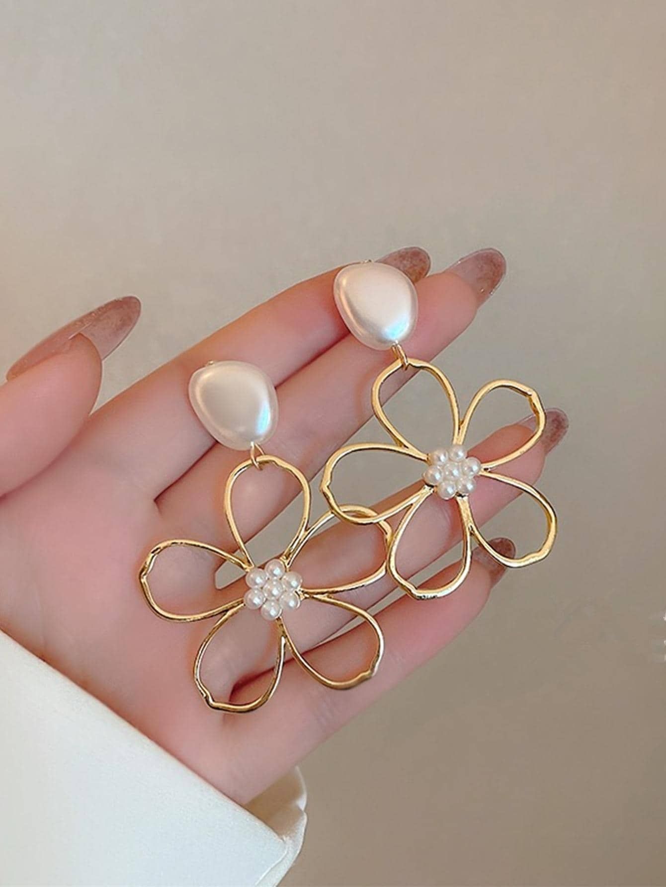2pcs Faux Pearl Decor Flower Drop Earrings | SHEIN