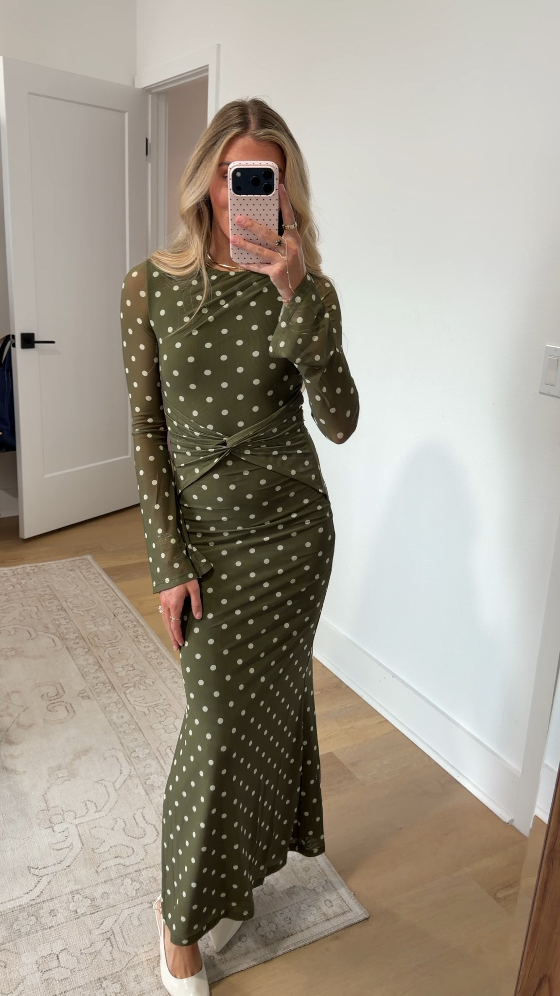 @Petal & Pup size xs Add a touch of sophistication to your wardrobe with the Nash Long Sleeve Dress inOlive Green Polka Dot. This midi-length masterpiece combines elegance and edge, featuring a high round neckline and long sleeves for a timeless silhouette.