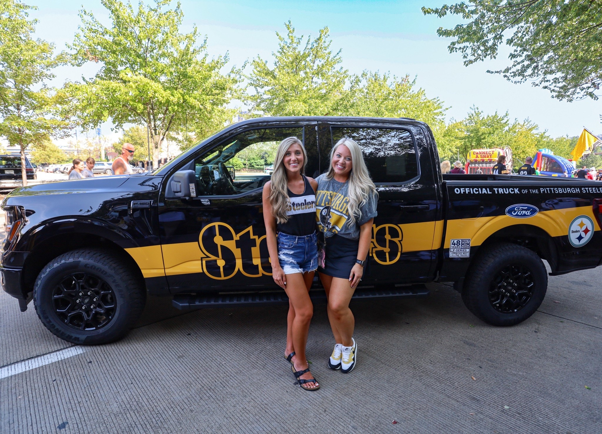 The start of #GameDay fits 💁🏼‍♀️🏈✨