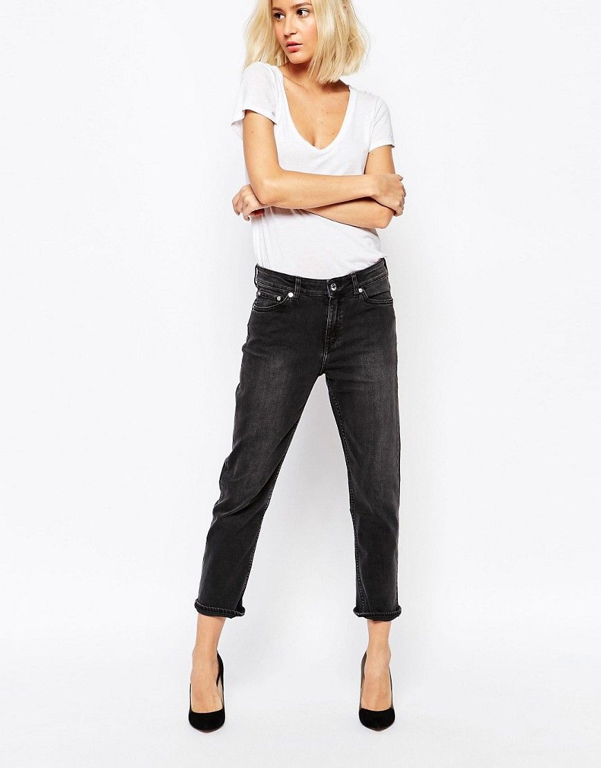 Weekday - Ami - Kurze Jeans mit mittelhoher Taille - Schwarz | Asos DE