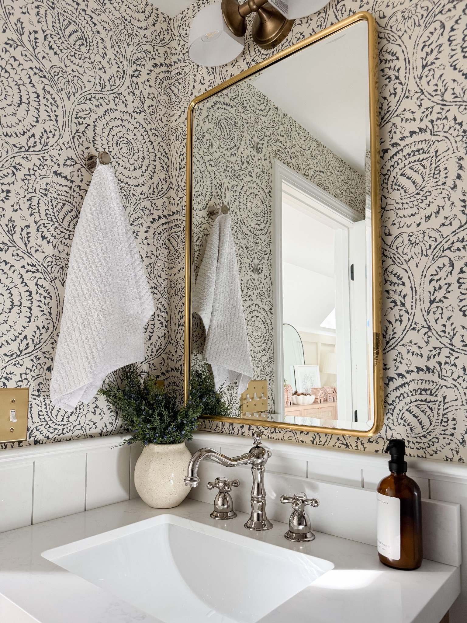 Coastal Bathroom

Christmas bathroom decor  glass vase, brown bath mat, sherri calnan home

#LTKHoliday #LTKHome