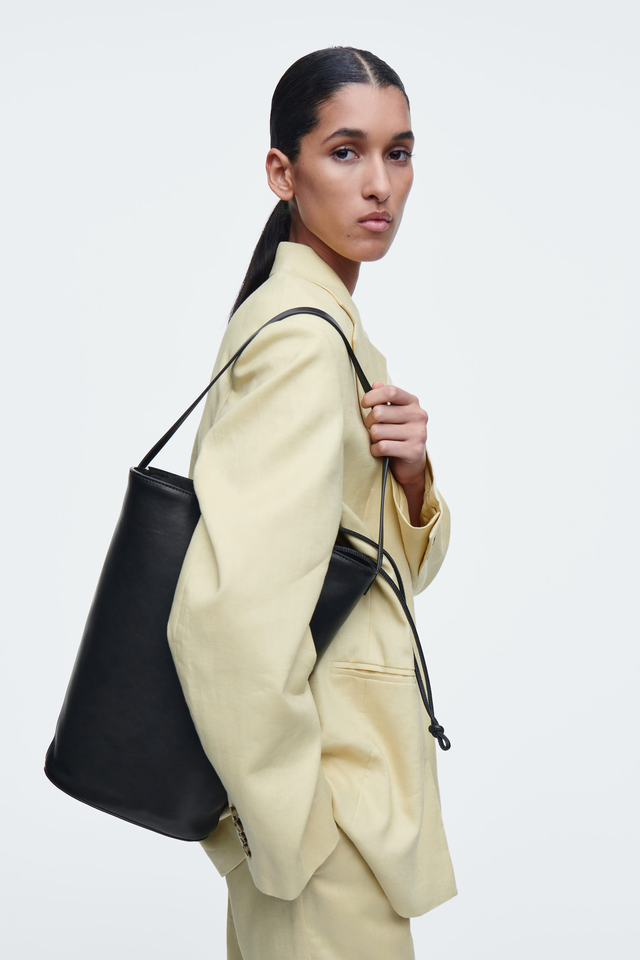 BUCKET BAG - LEATHER - BLACK | COS US | COS (US)