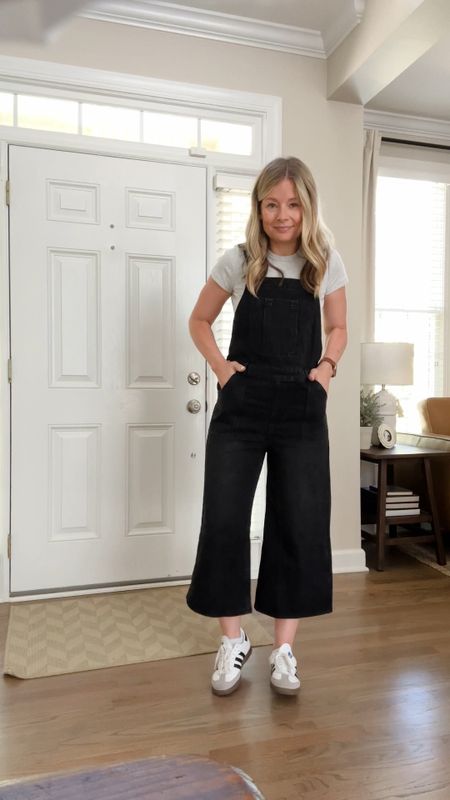 I found the perfect denim cropped overalls on Amazon! They go great with this tuckable tee from Abercrombie and of course … Sambas.

I’m 5’5” and wearing:
Medium in the overalls
Medium in the top
7 in shoes (went down a whole size)

#LTKVideo #LTKfindsunder50 #LTKstyletip