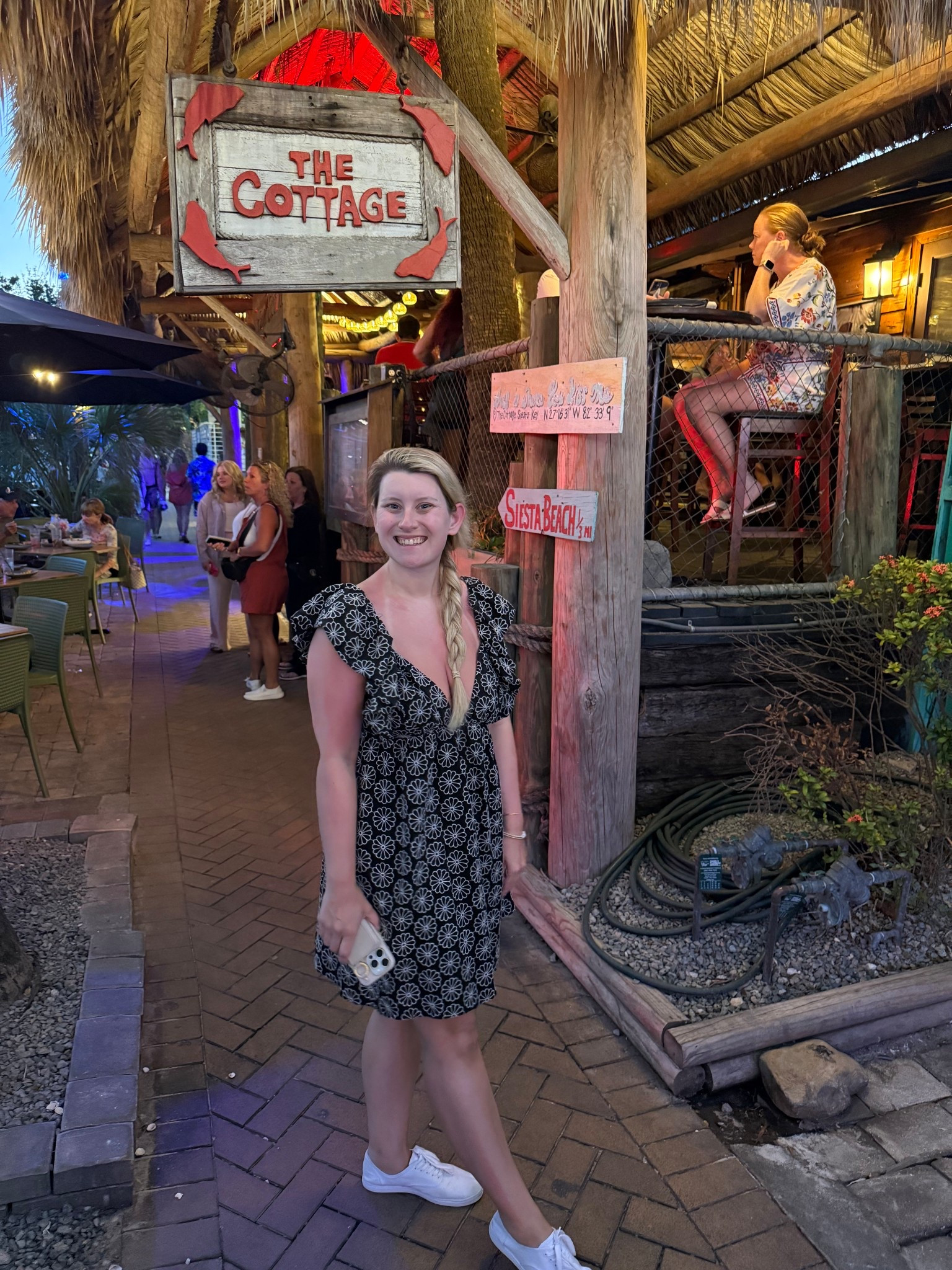 Spontaneity led me to Siesta Key—sunsets on the sand, oysters by the water, and soul-soothing peace. Living for these little escapes.
#SiestaKeySunset #WeekendEscape #TravelInStyle #BeachVibesOnly #OysterLover #CoastalChic #TravelLifestyle