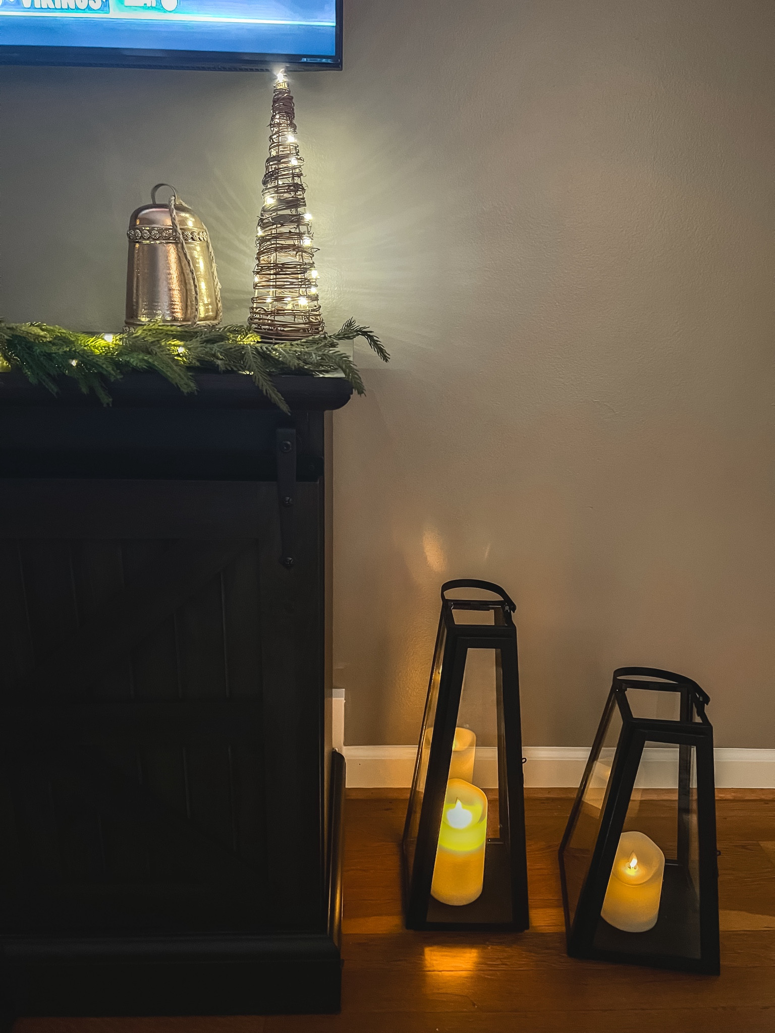 Christmas tv stand decor 

Minimal decor, organic decor, natural decor, modern decor,  Christmas mantle, Christmas shelf styling, neutral Christmas decor, gold Christmas decor

#LTKHoliday #LTKhome #LTKSeasonal