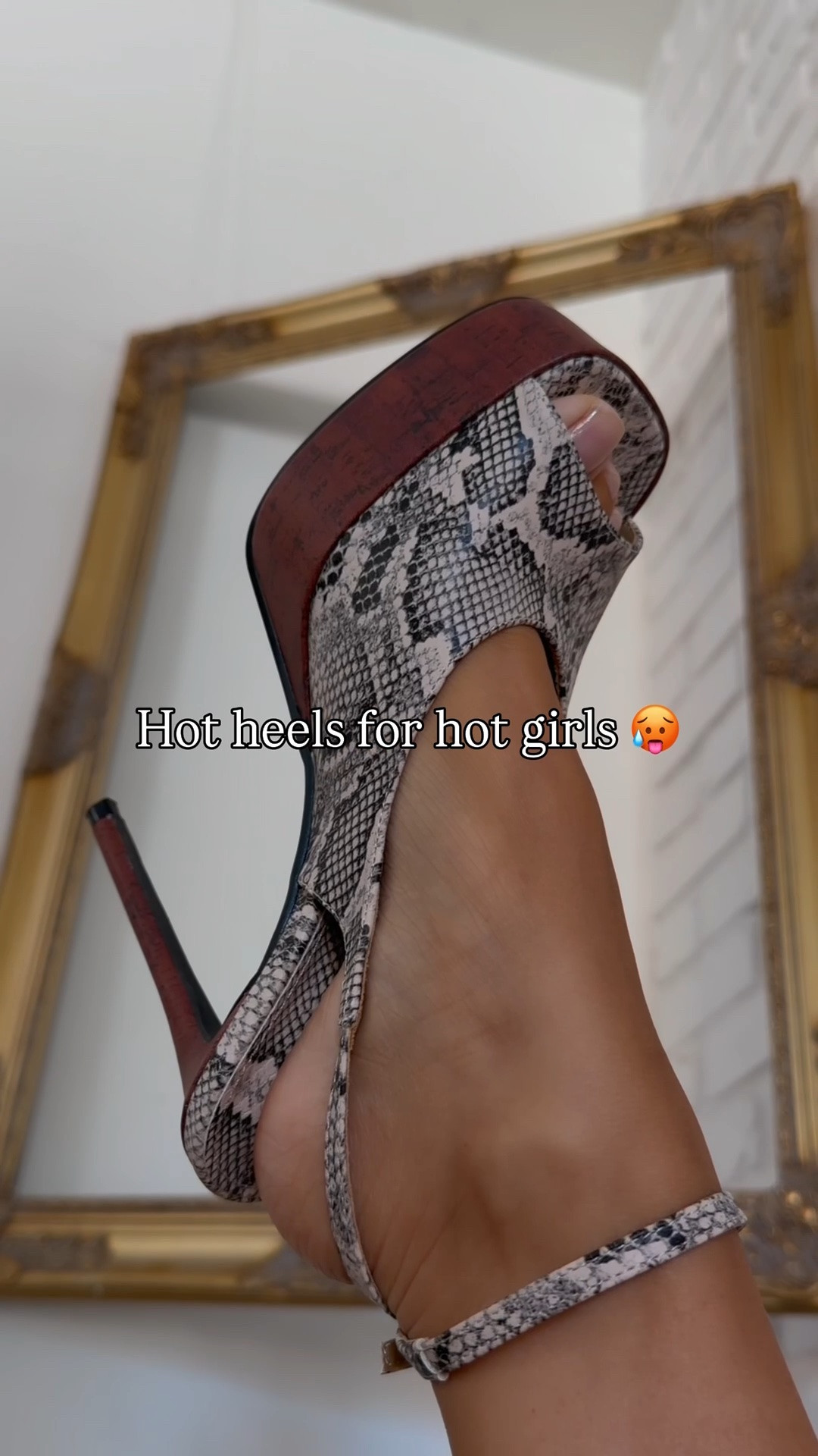 The exact pair I’m wearing are linked in my Instagram channel, I can’t share the link here 😫. I did however link the brown and red (same link).

#LTKootd #LTKPetite #LTKSeasonal